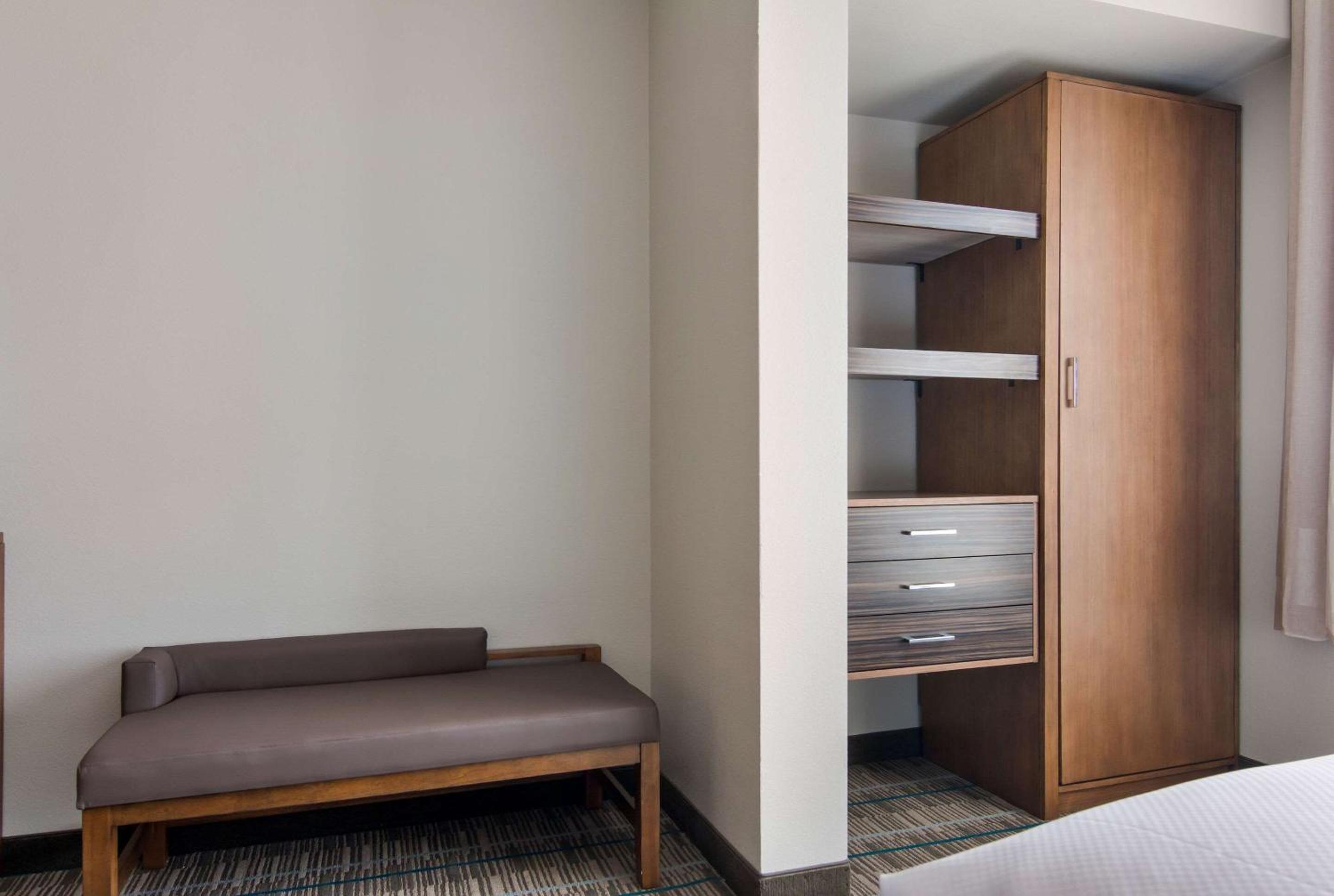 Queen Suite with Two Queen Beds - Non-Smoking photo 2