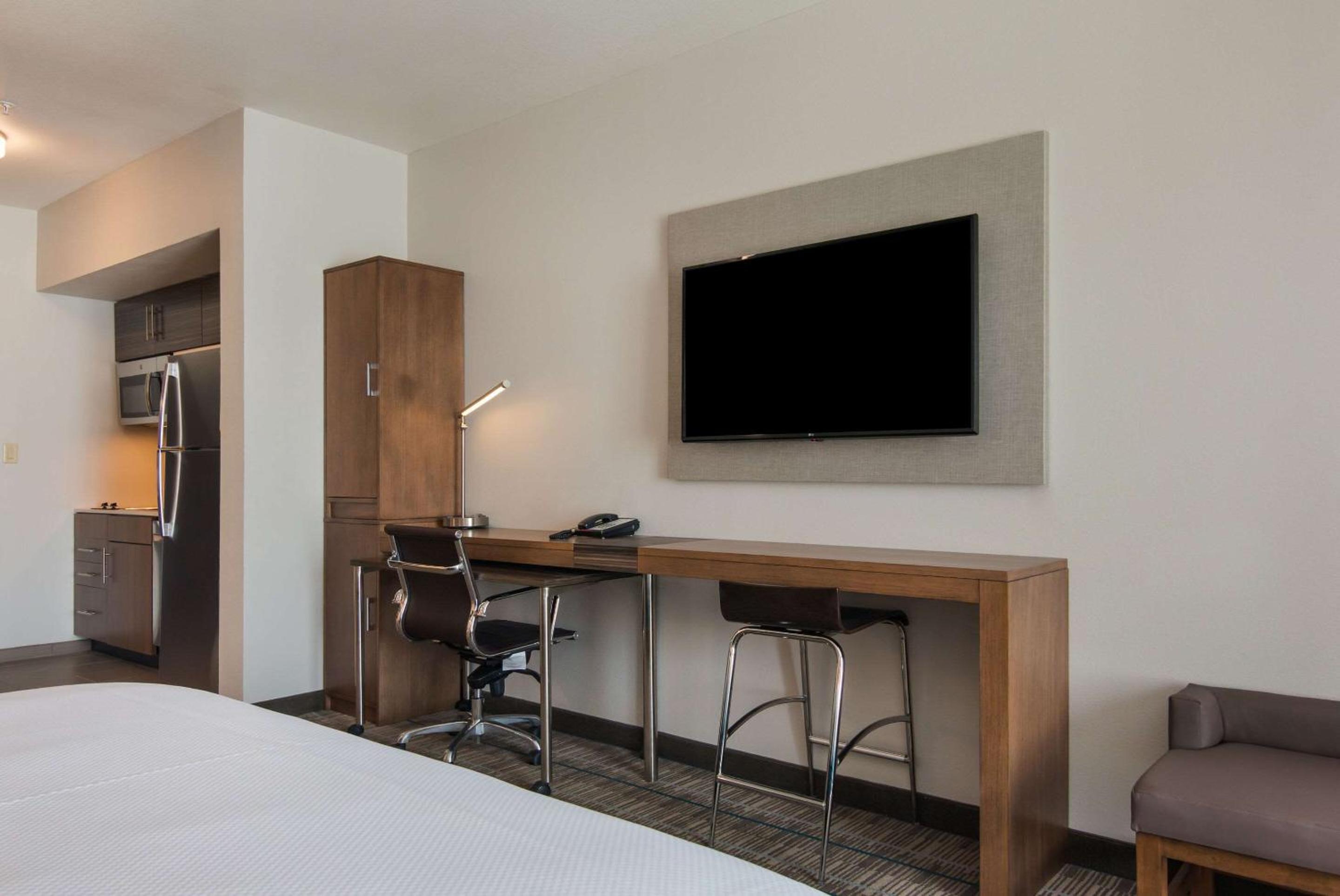 Queen Suite with Two Queen Beds - Non-Smoking photo 3