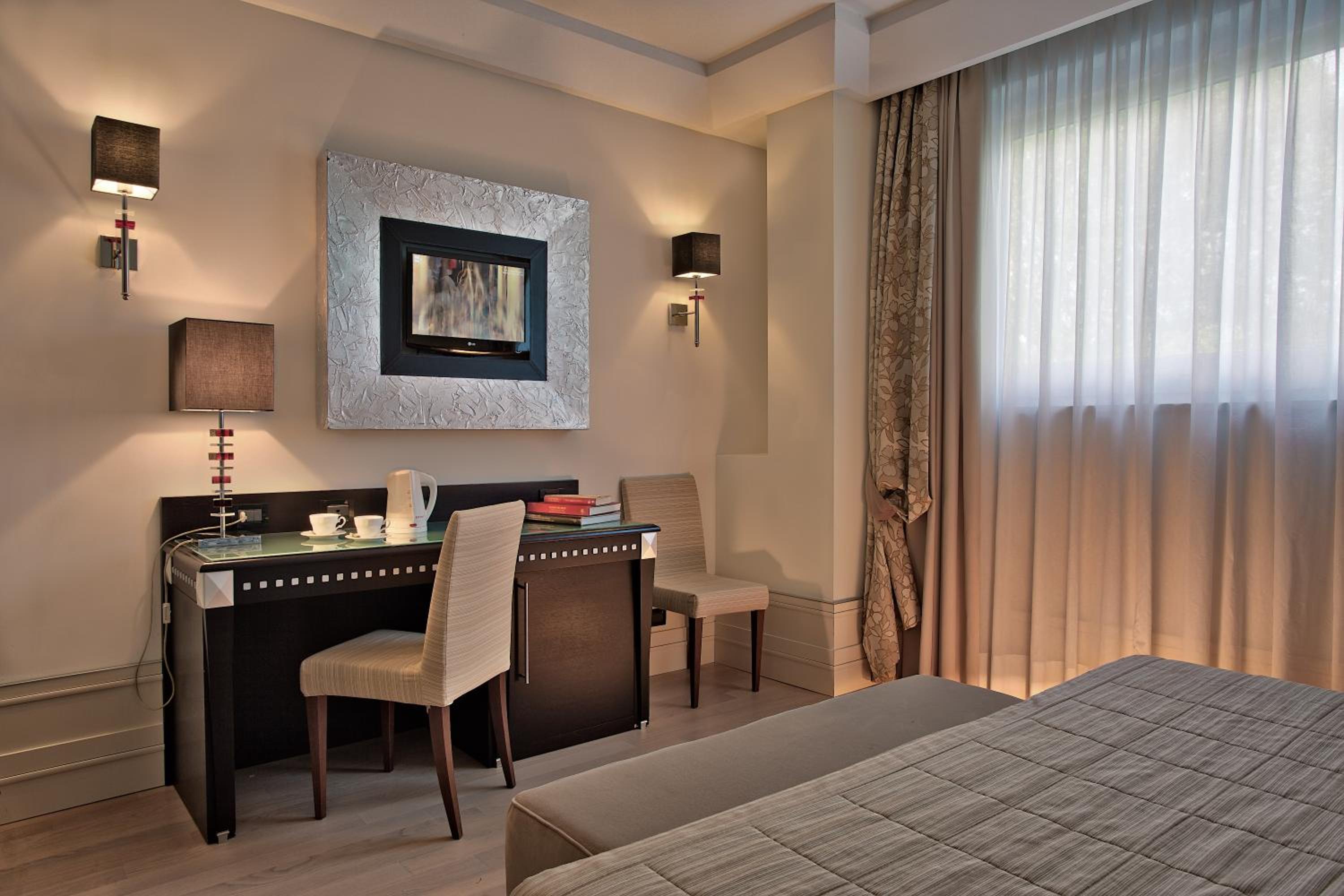 Deluxe King Room - Photo 6