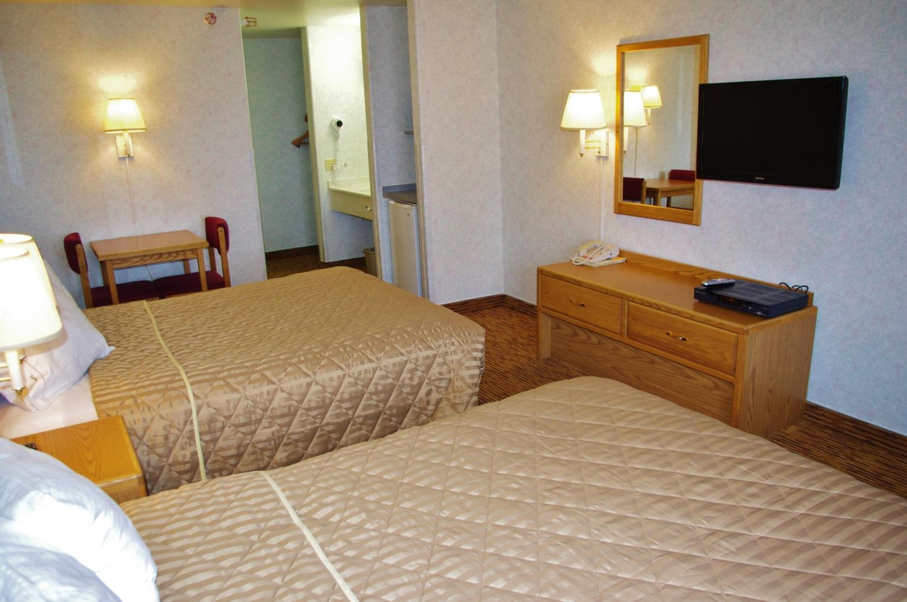 Queen Room with Two Queen Beds photo 3