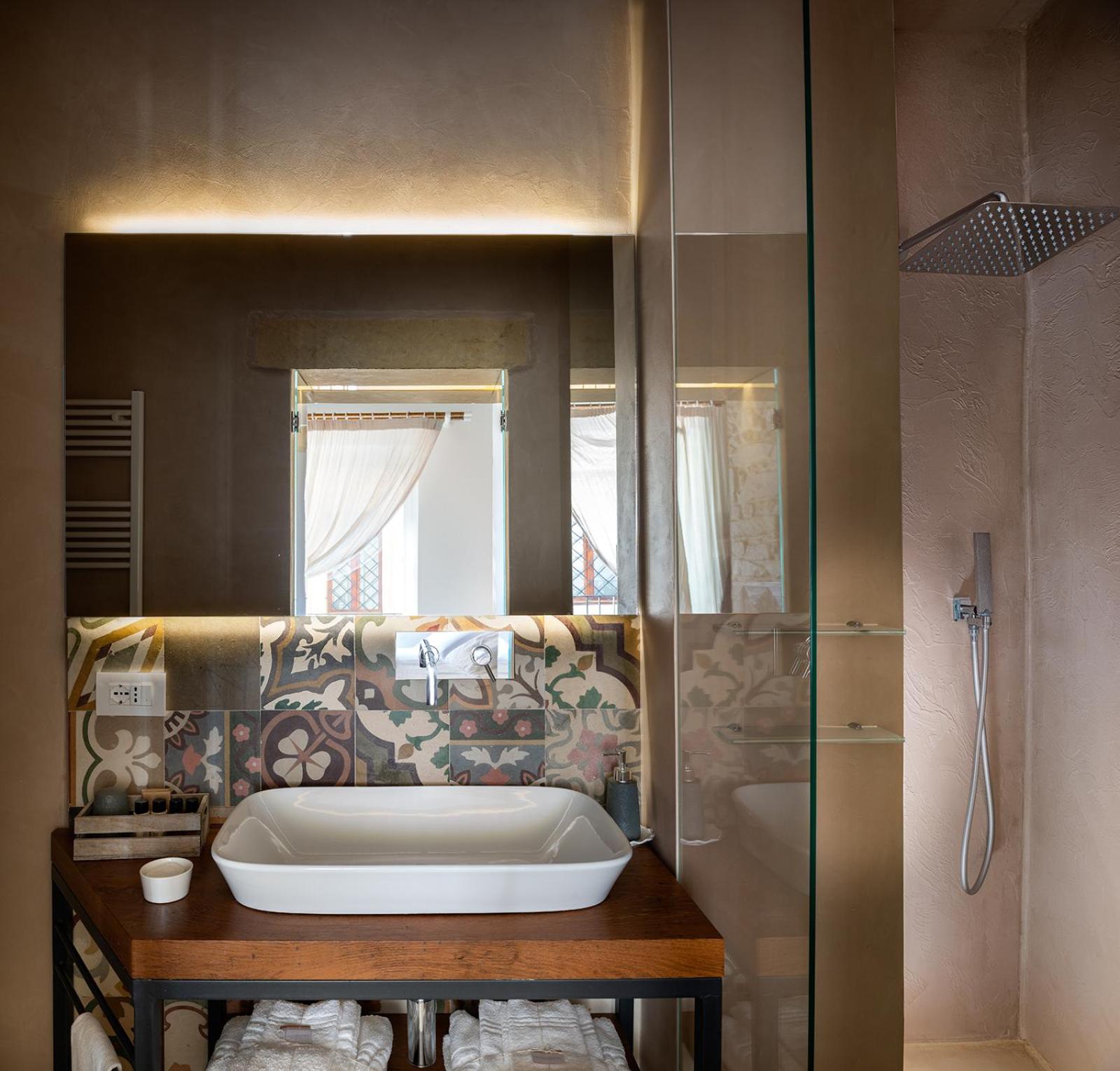 Deluxe Double Room with Balcony photo 2