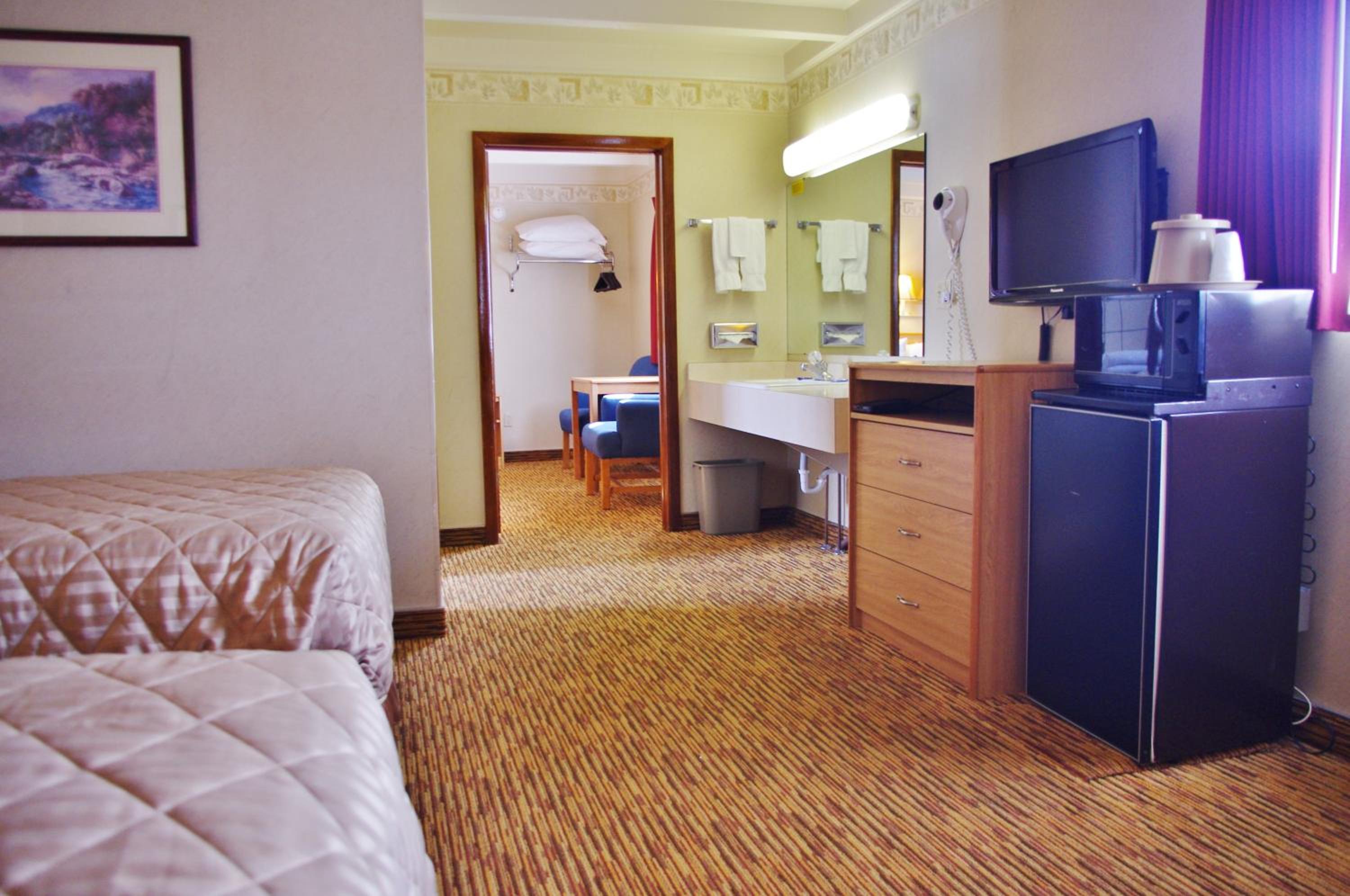 Queen Room with Two Queen Beds photo 1