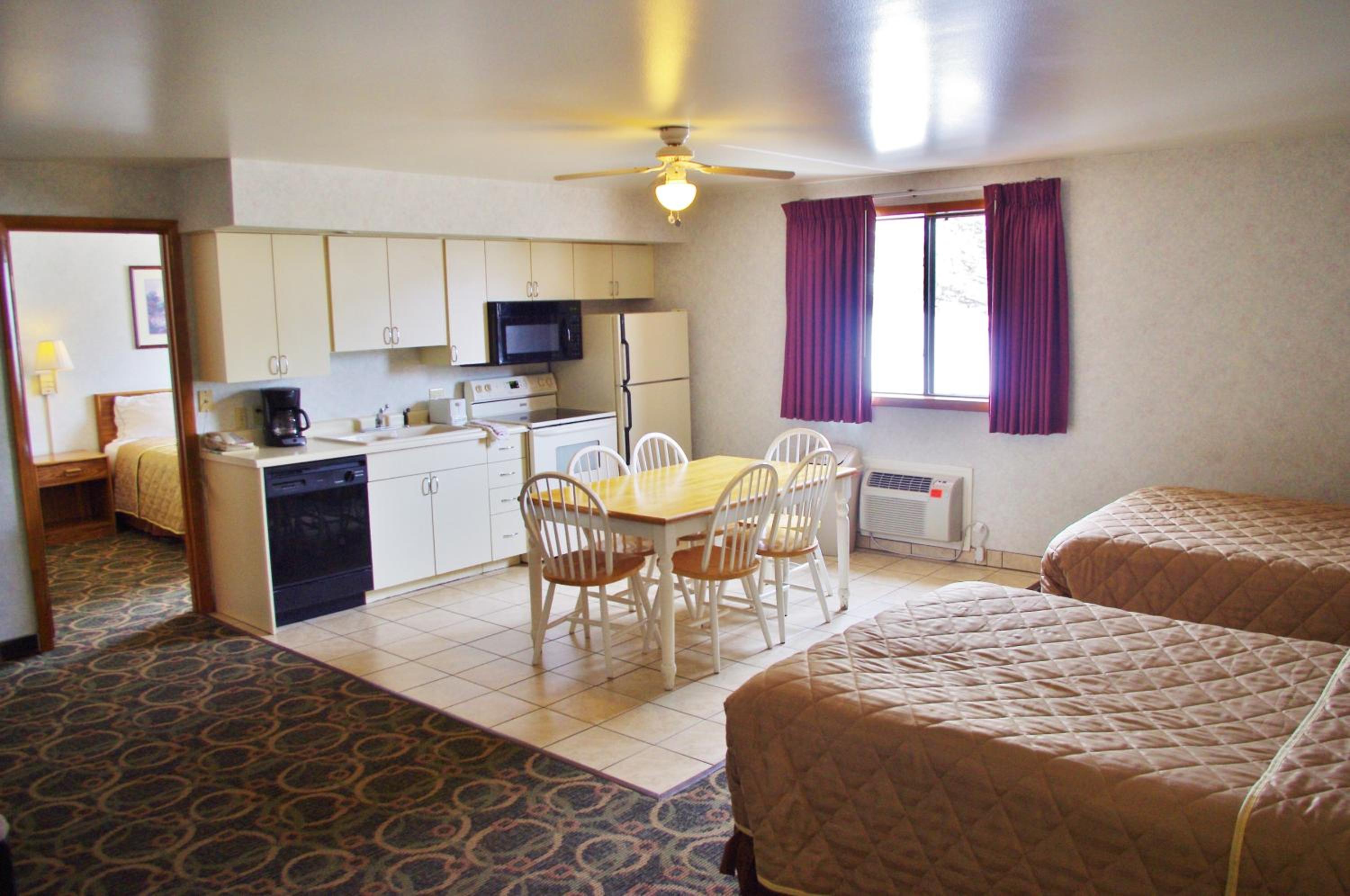 Three Queen Beds with Kitchen photo 2
