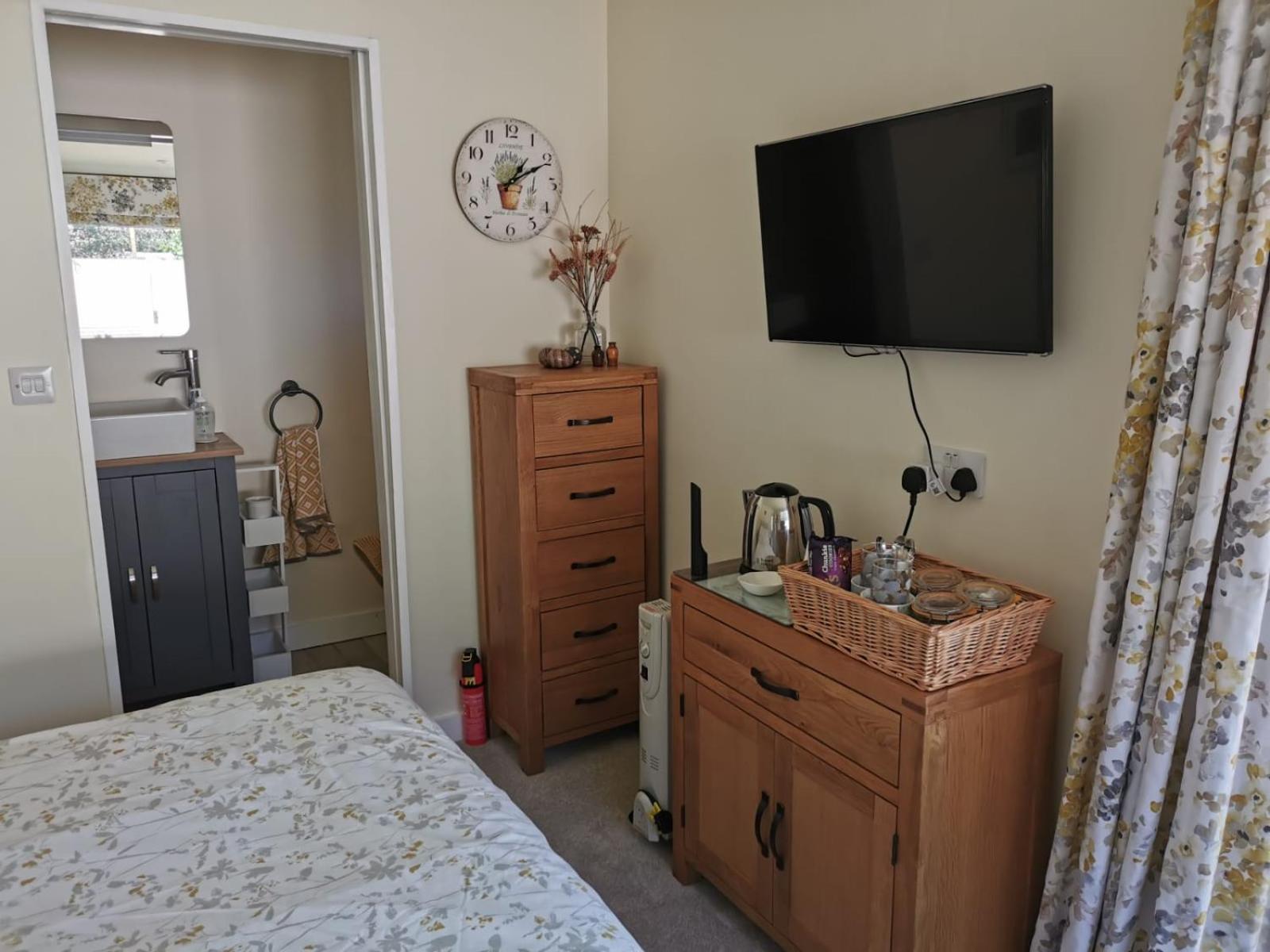 Deluxe Double Room with Shower photo 2