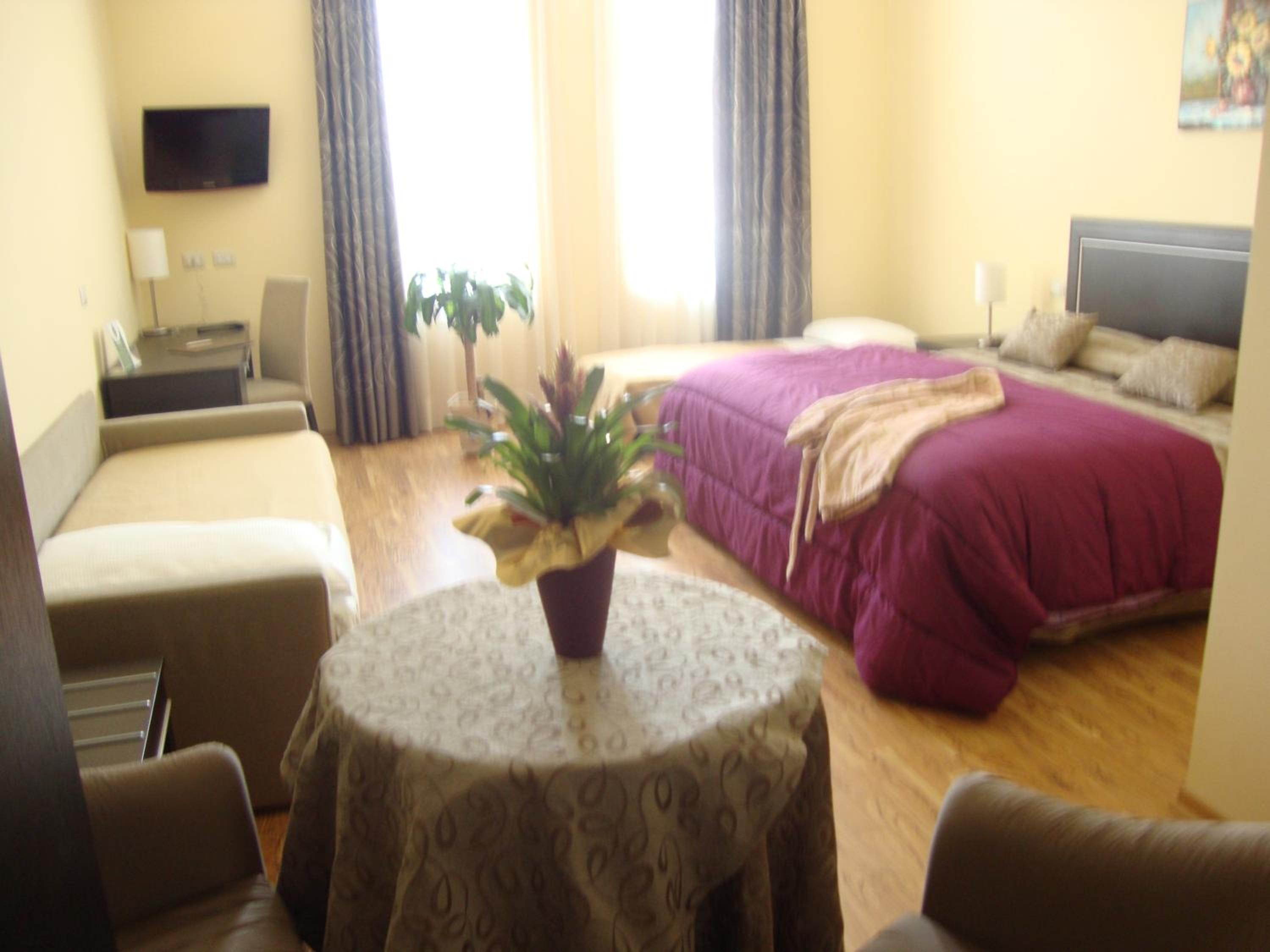 Quadruple Room - Photo 11