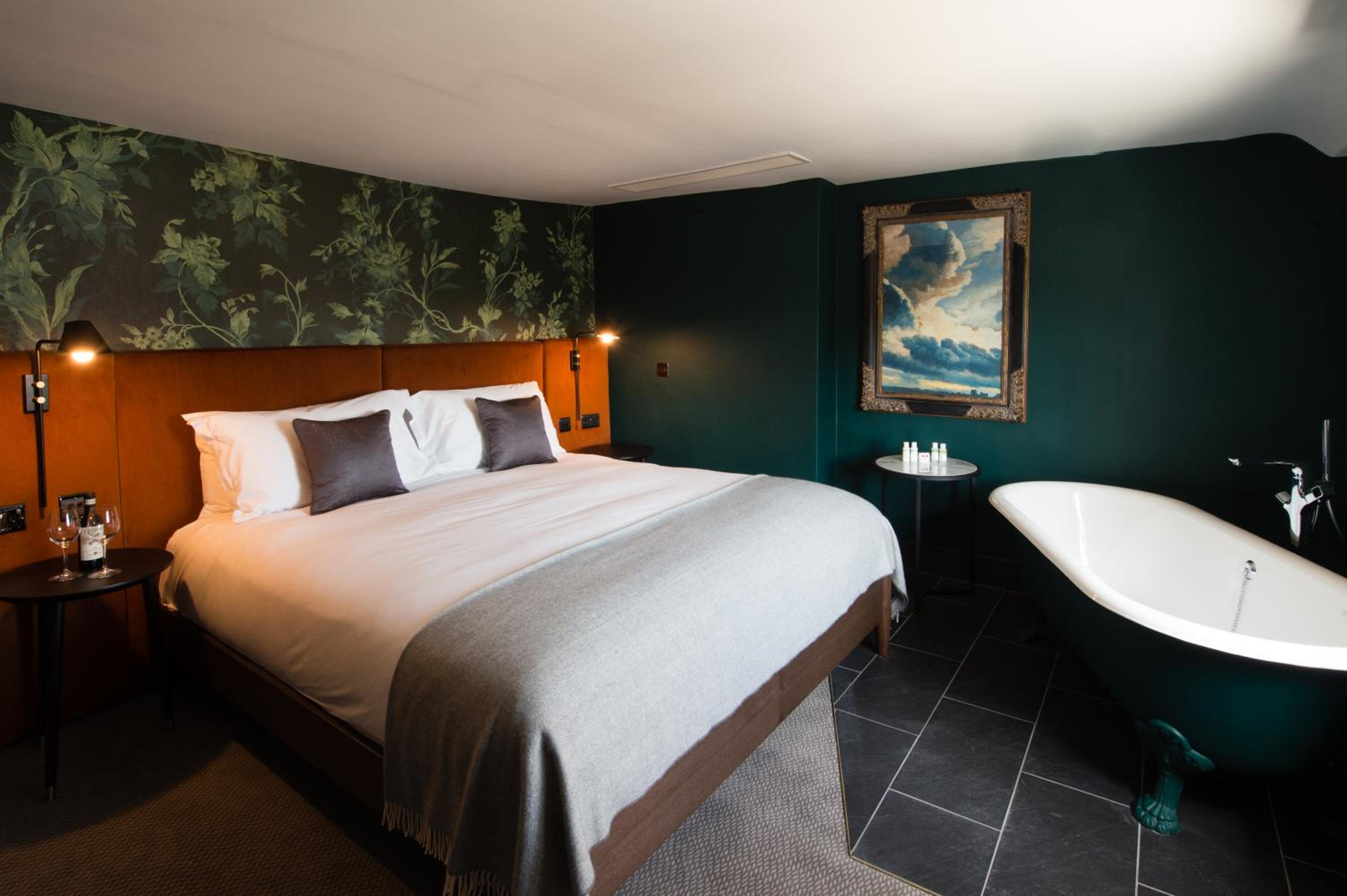 Suite - Photo 1