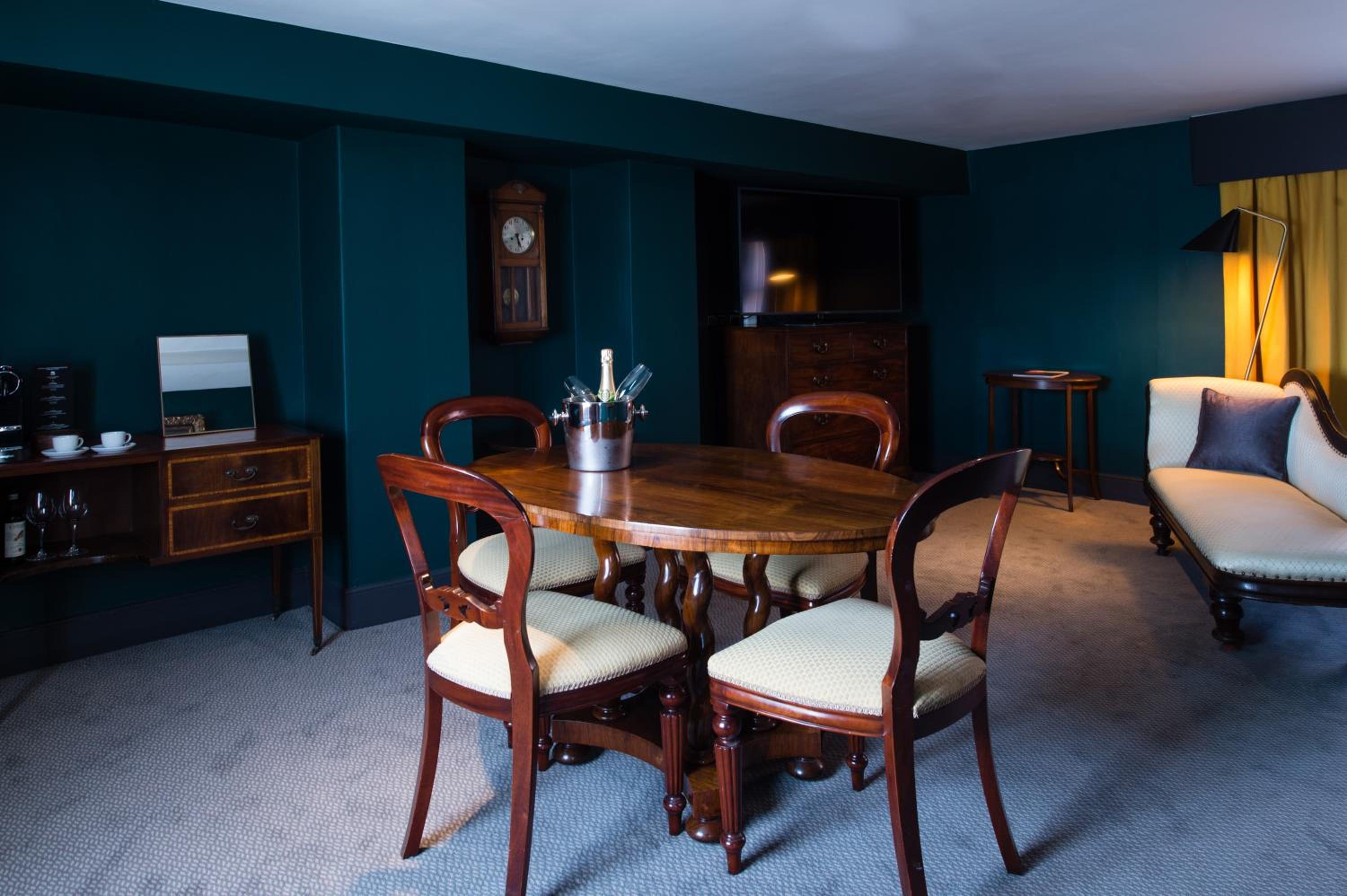 Suite - Photo 3