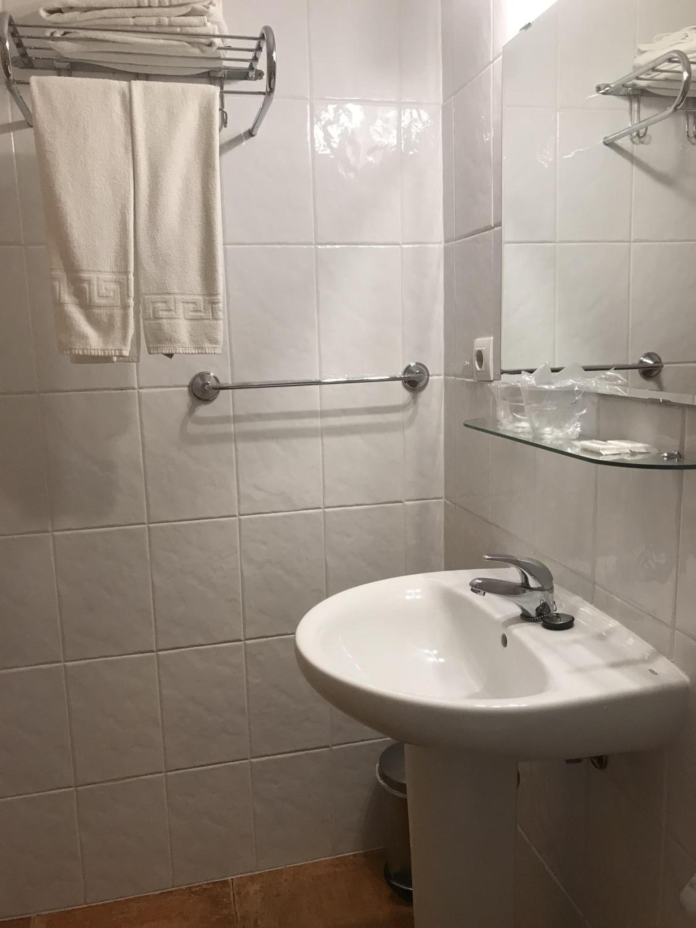 Standard Triple Room - Photo 4