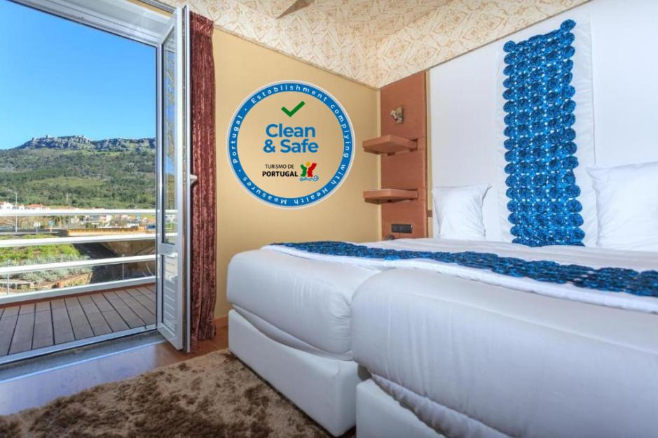 Twin Room with river and Castle View