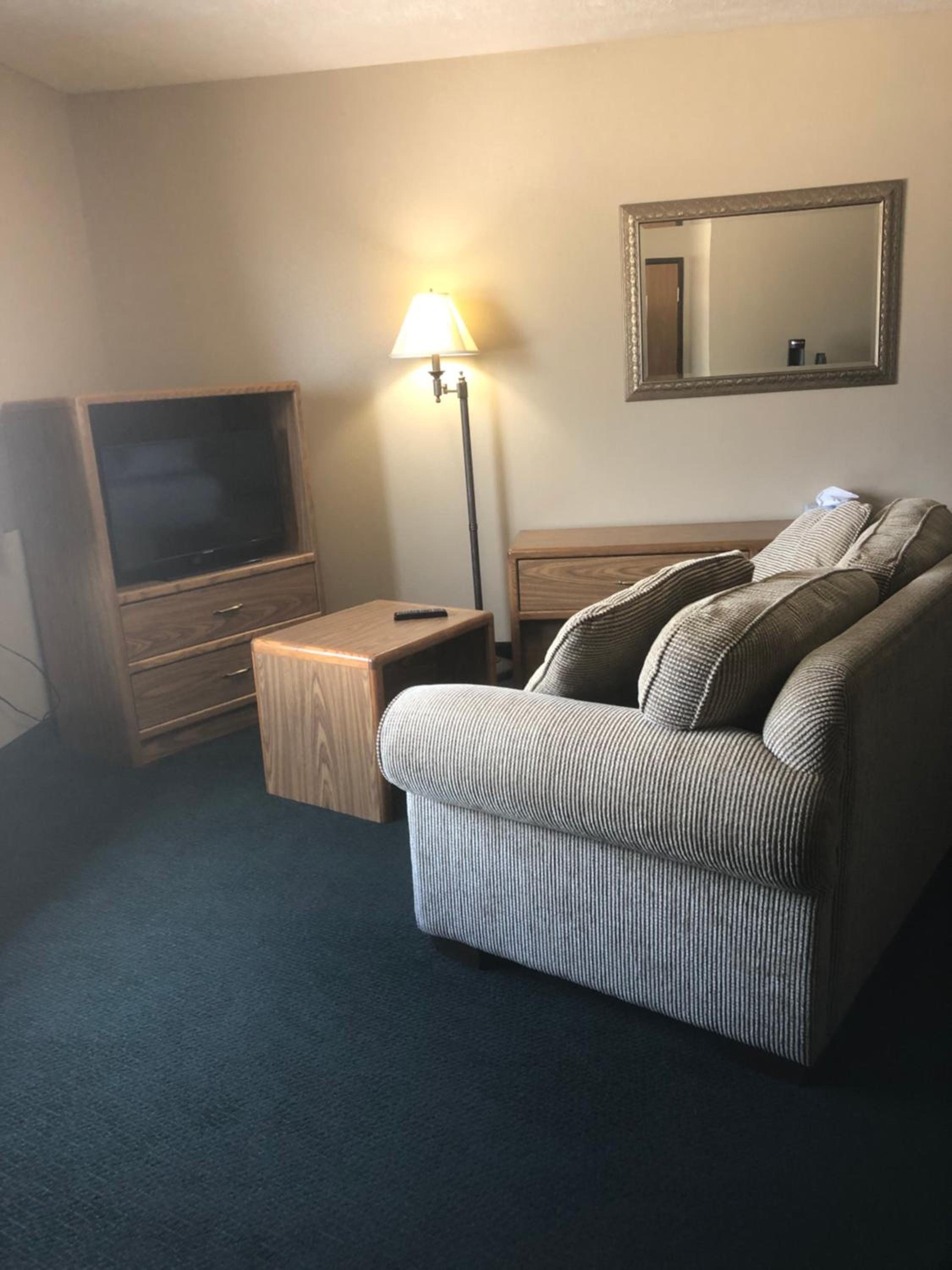 1 King Bed Suite with Jetted Tub Non-Smoking - Photo 4