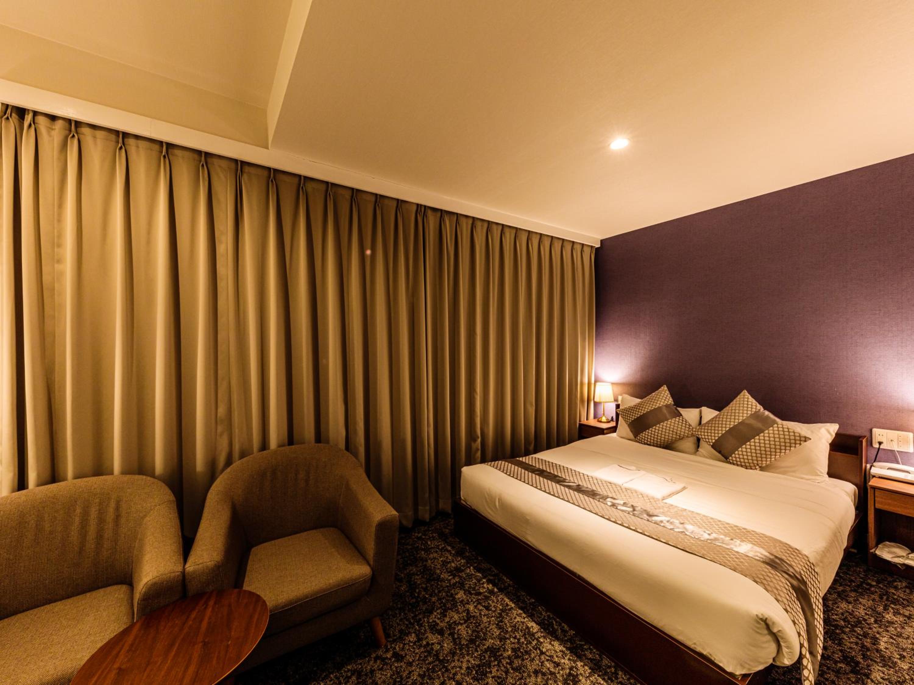 Deluxe Queen Room with Balcony - Non-Smoking