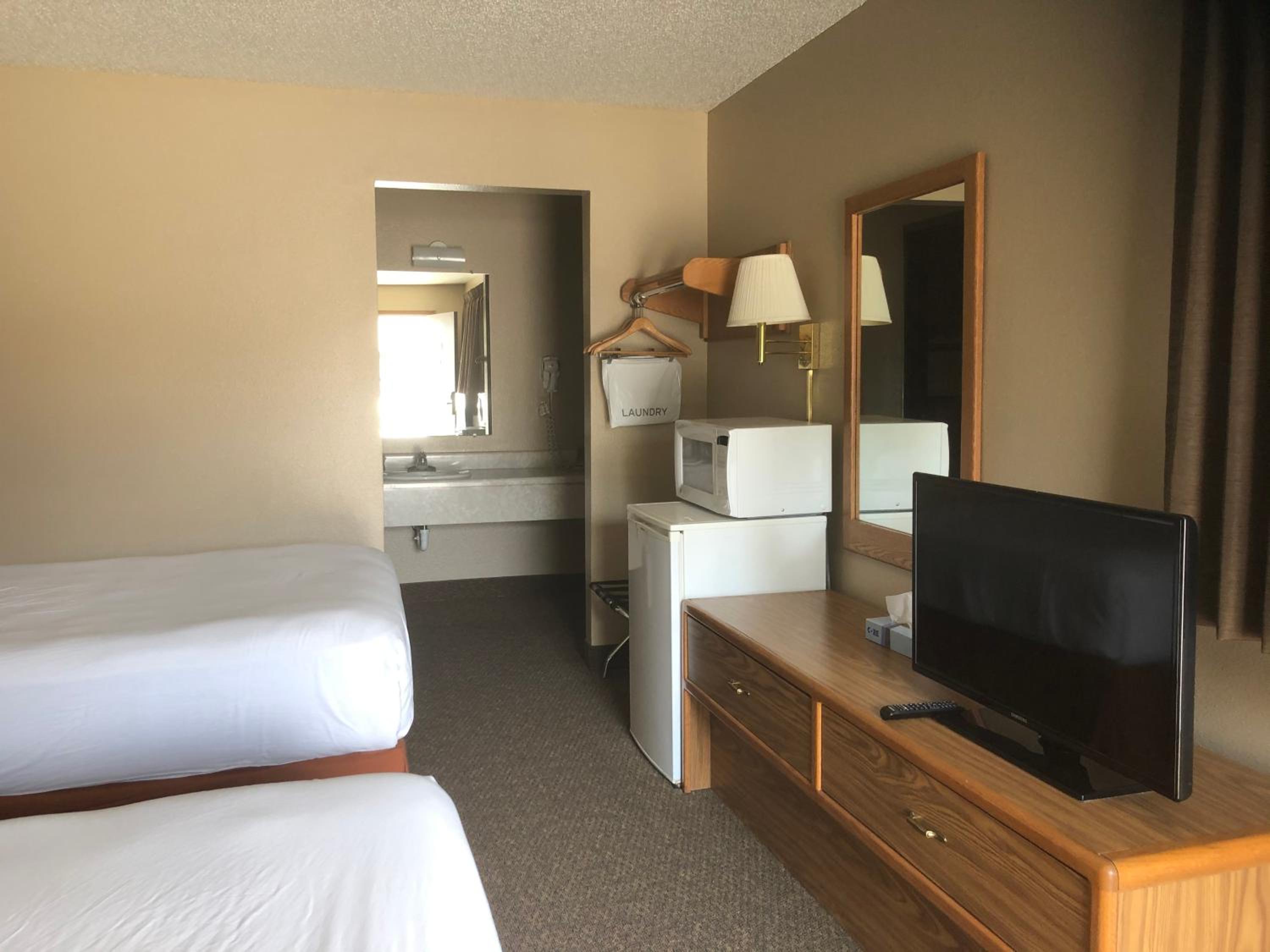 Double Room with Two Double Beds - Photo 2