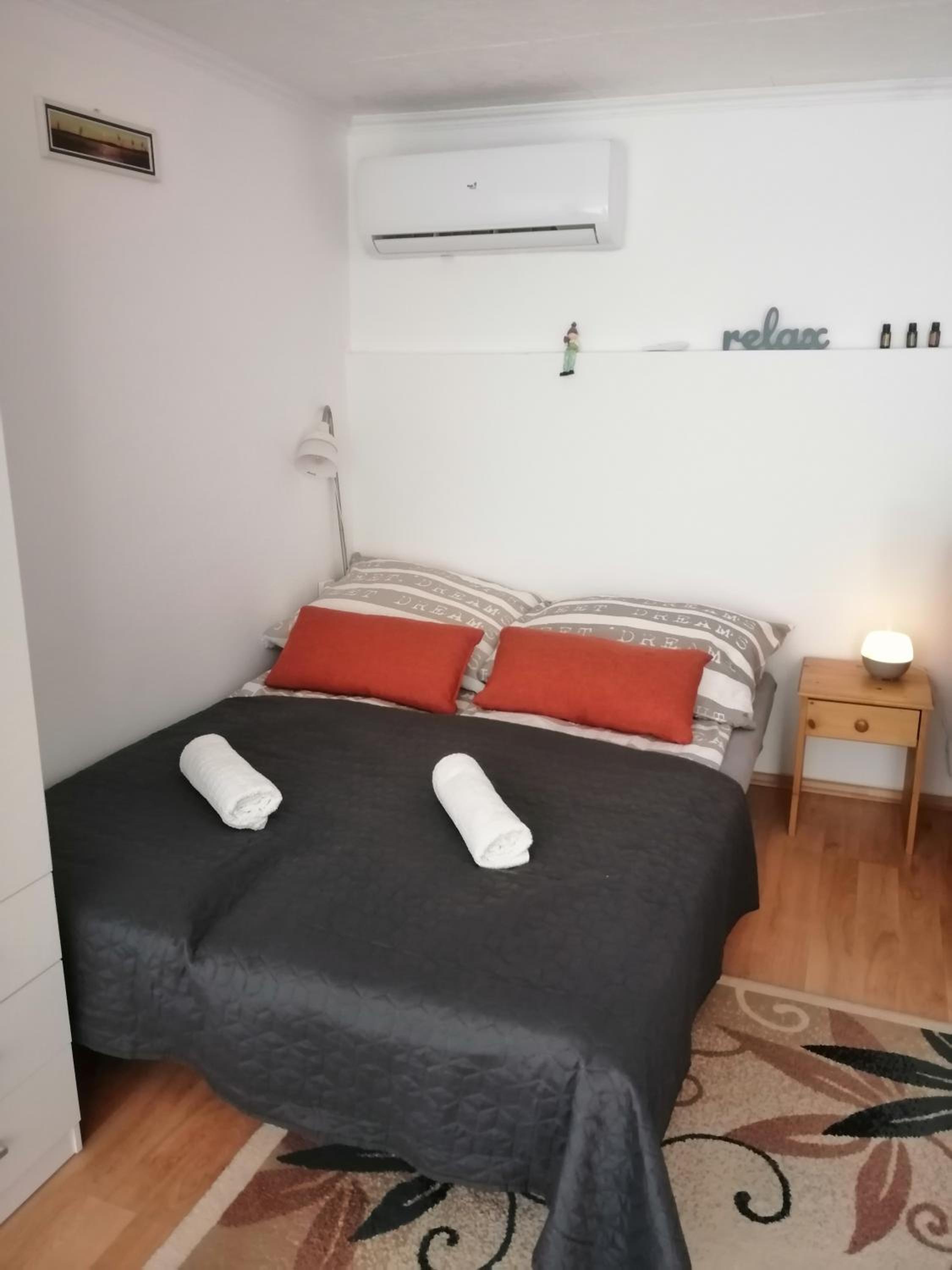 One-Bedroom Apartment photo 1