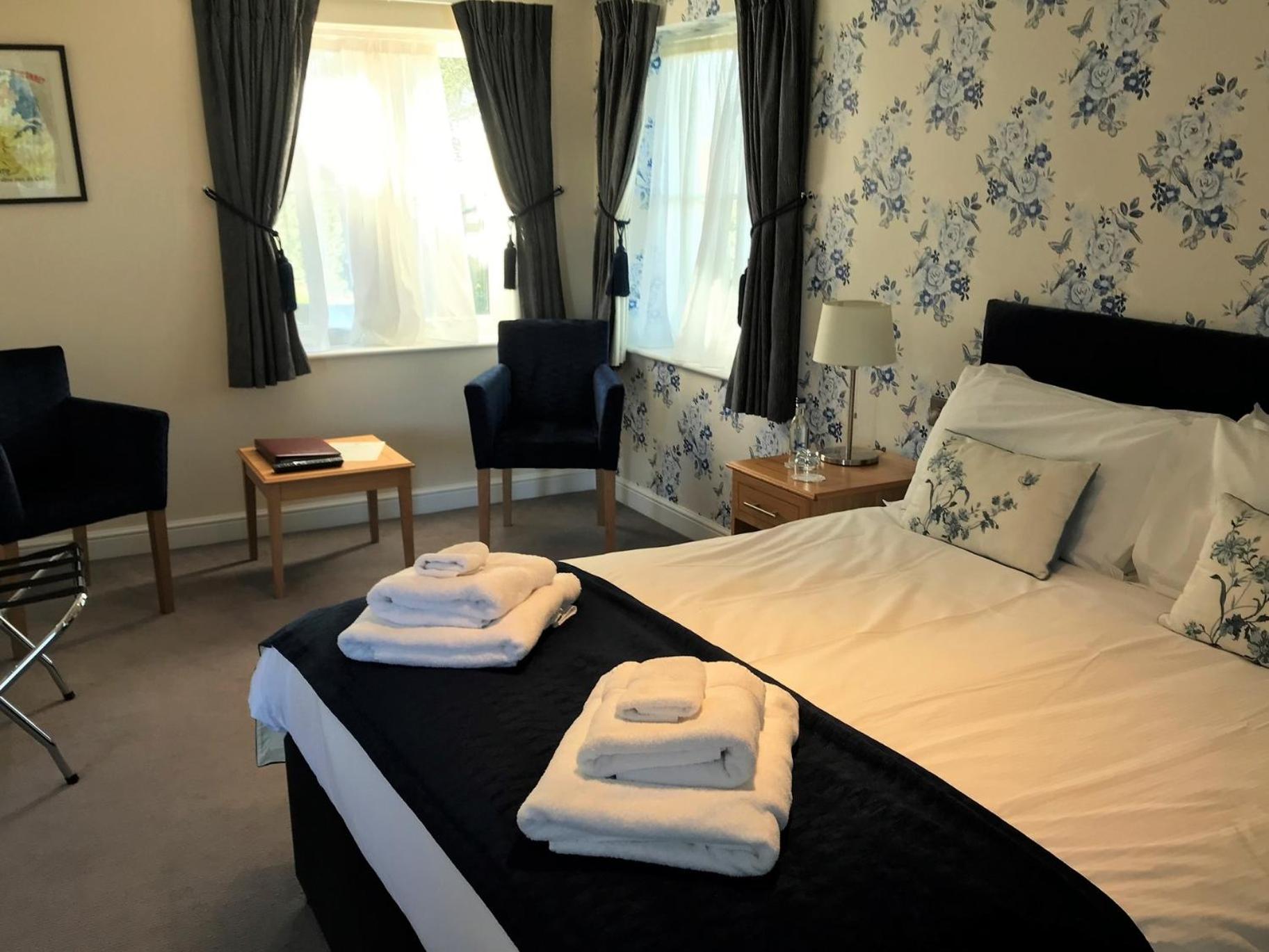 Deluxe Double Room with Bath - Photo 4
