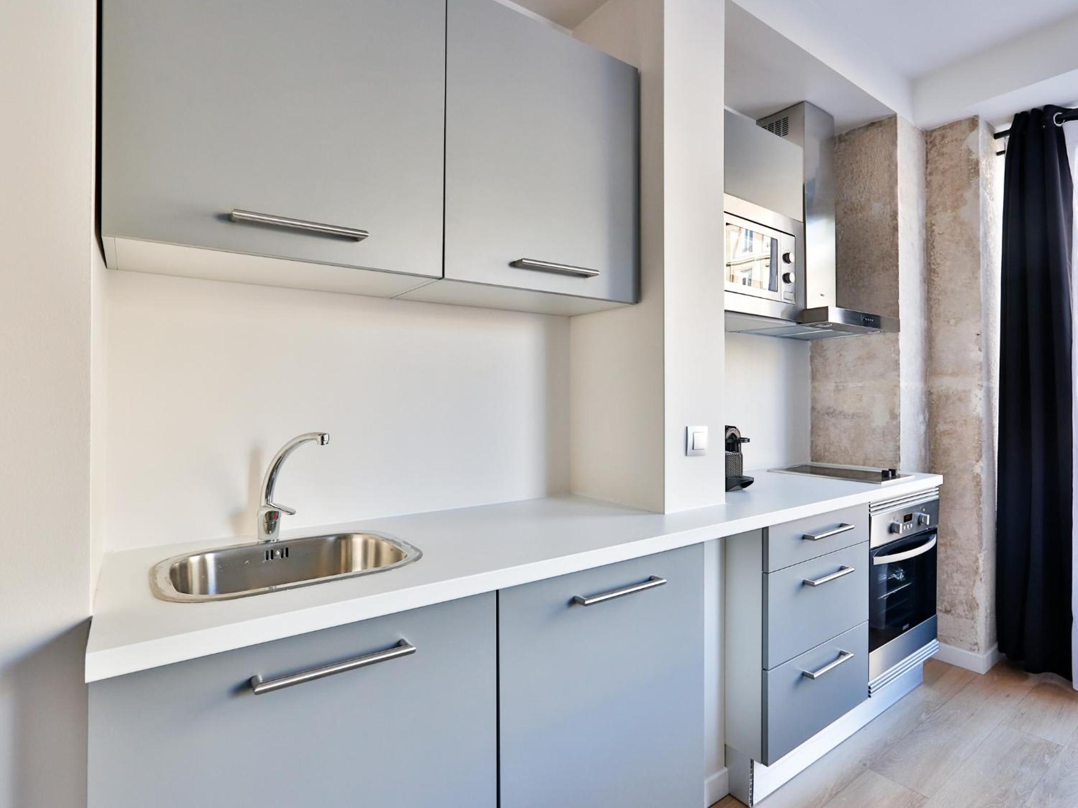 Deluxe One-Bedroom Apartment with City View photo 3