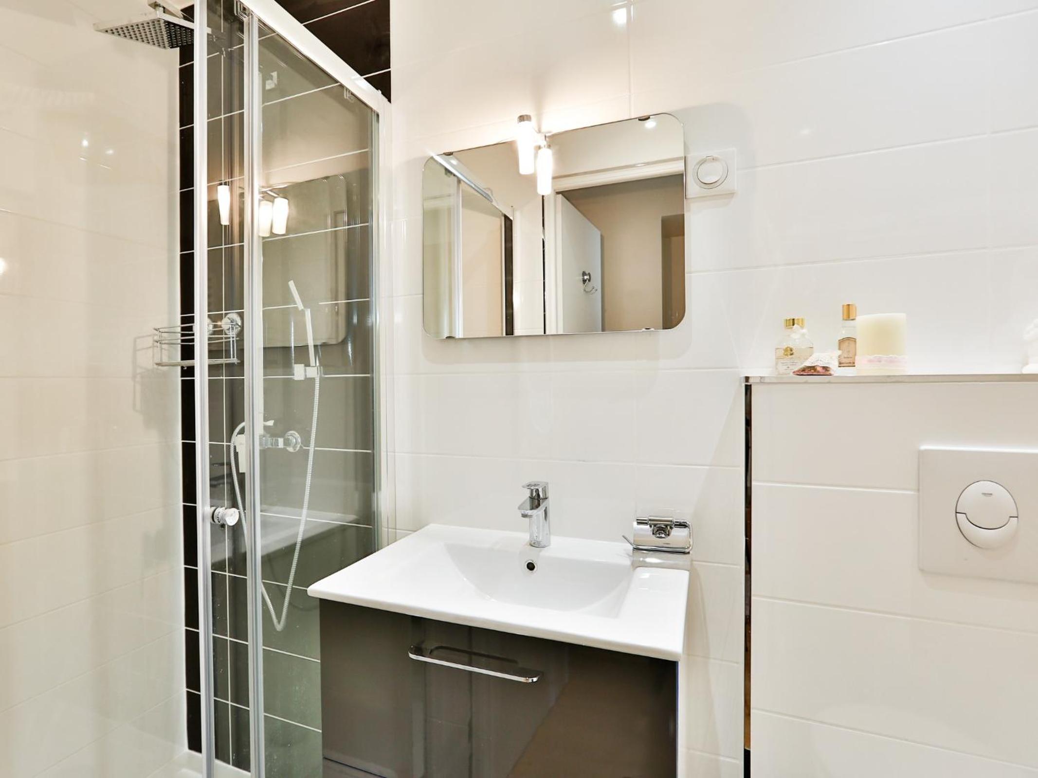 Deluxe One-Bedroom Apartment with City View photo 2