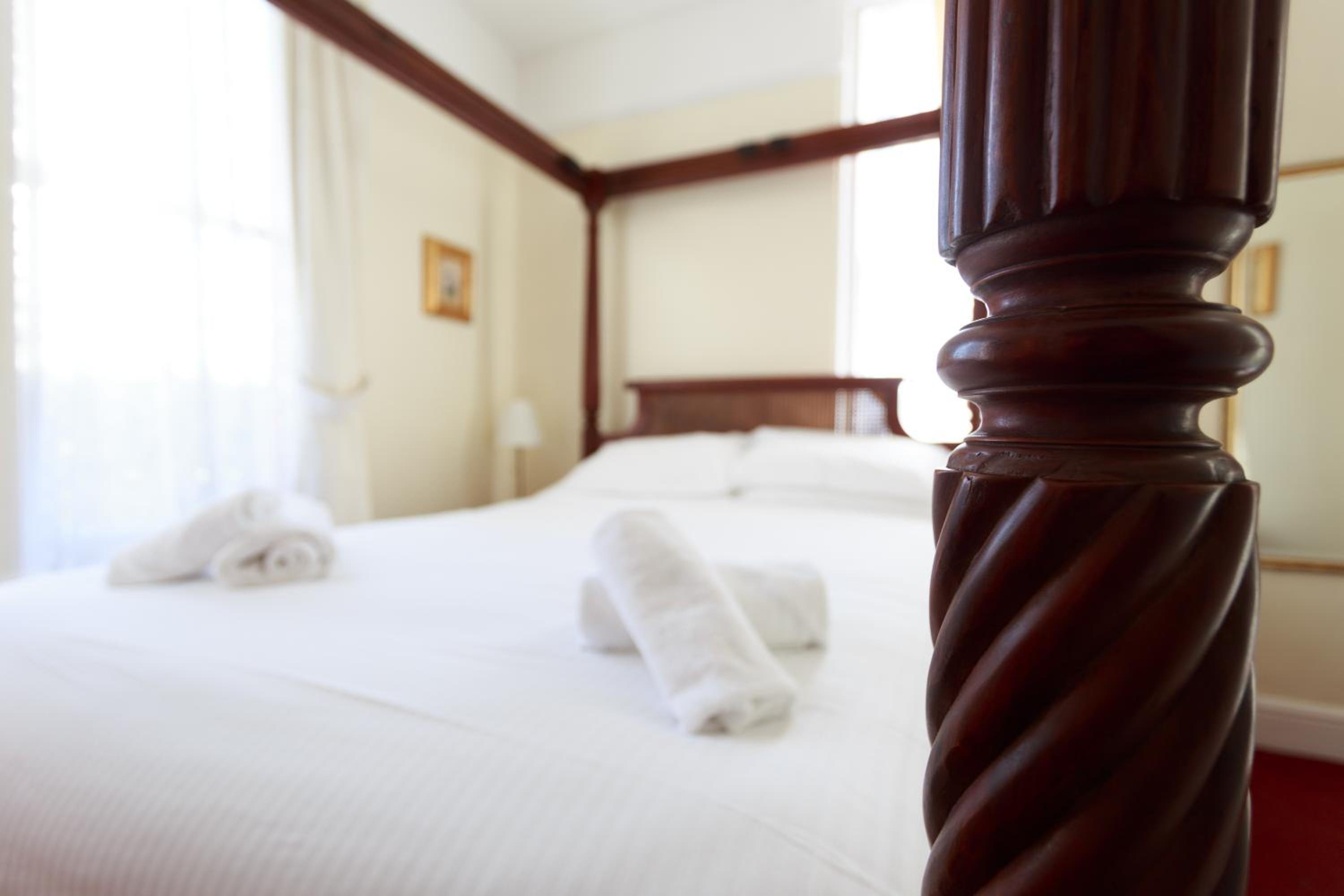 Four Poster King Ensuite with Bath and Shower - Photo 5