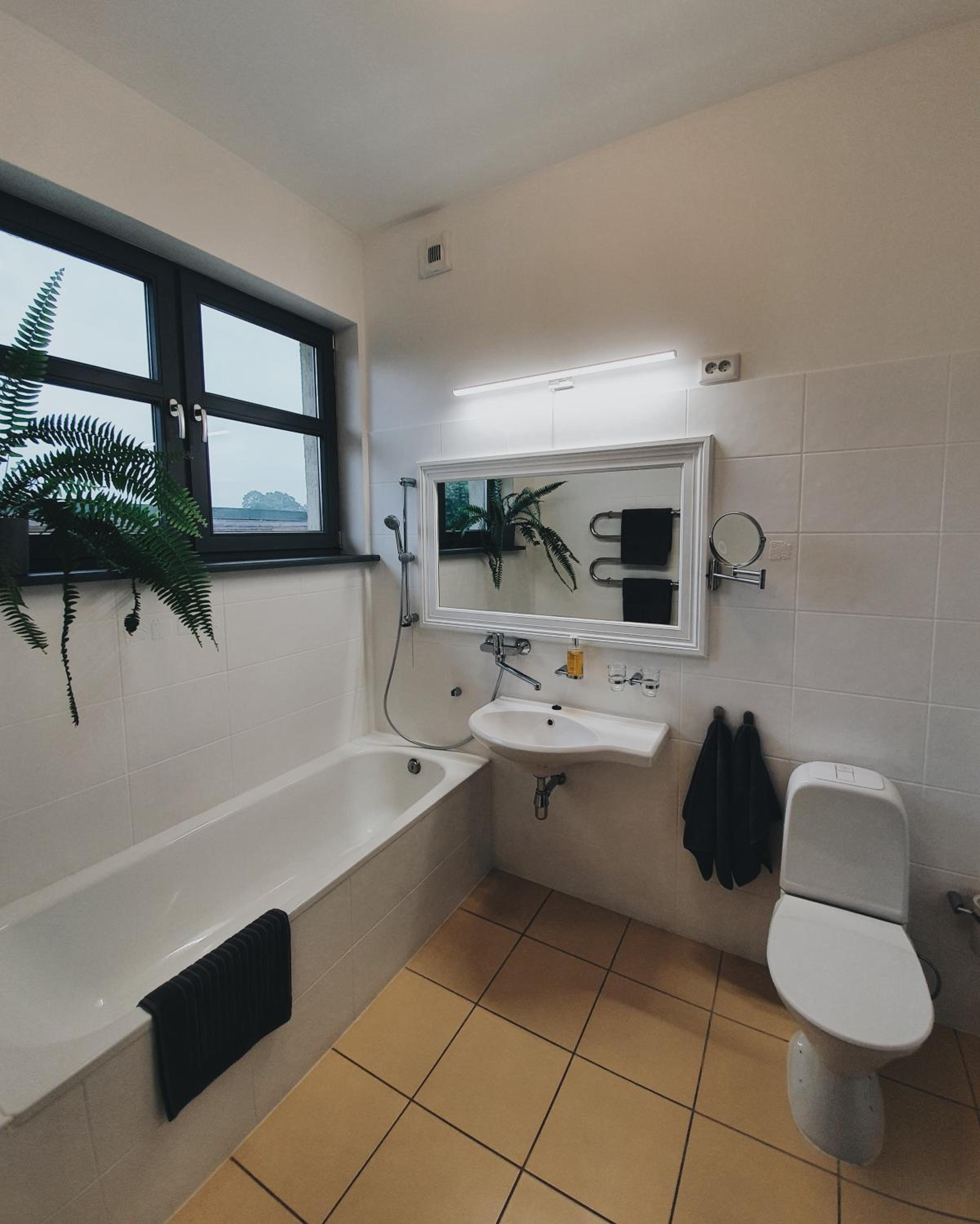 Superior Triple Room with King Bed and Extra Bed  - Photo 4