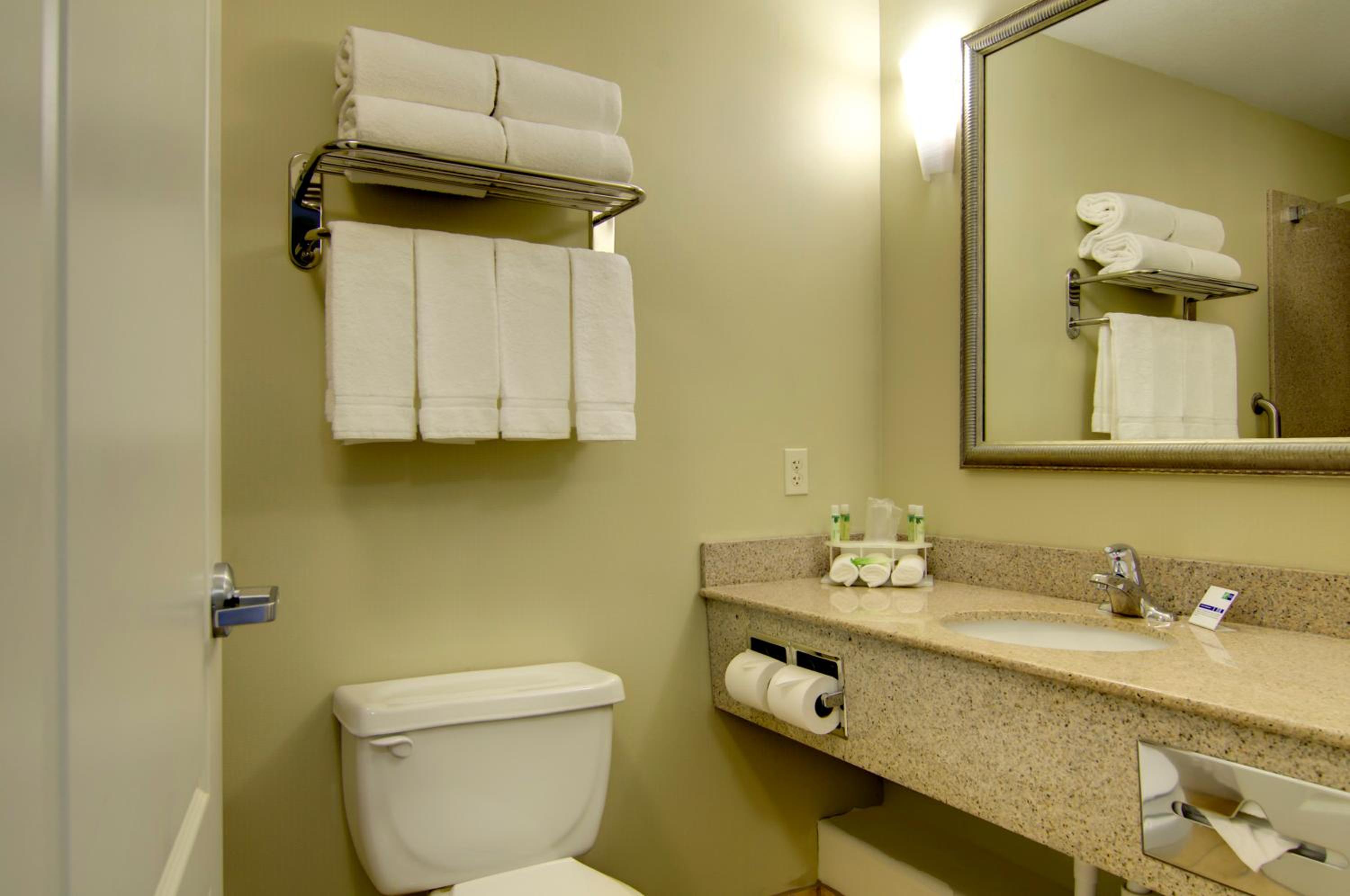 Standard Queen Room with Two Queen Beds photo 3