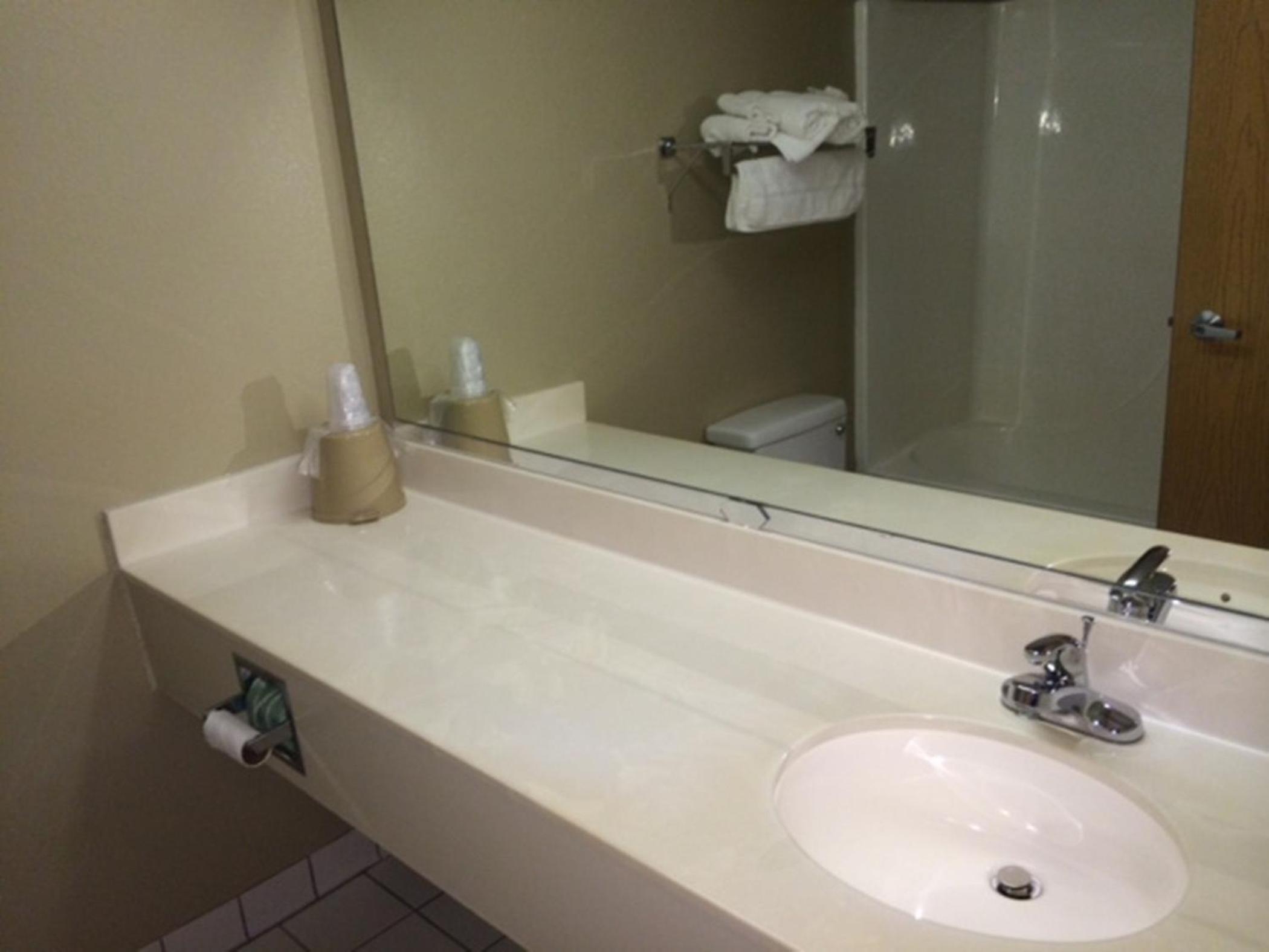 Queen Room with Two Queen Beds and Roll-in Shower - Mobility Accessible/Non-Smoking photo 2