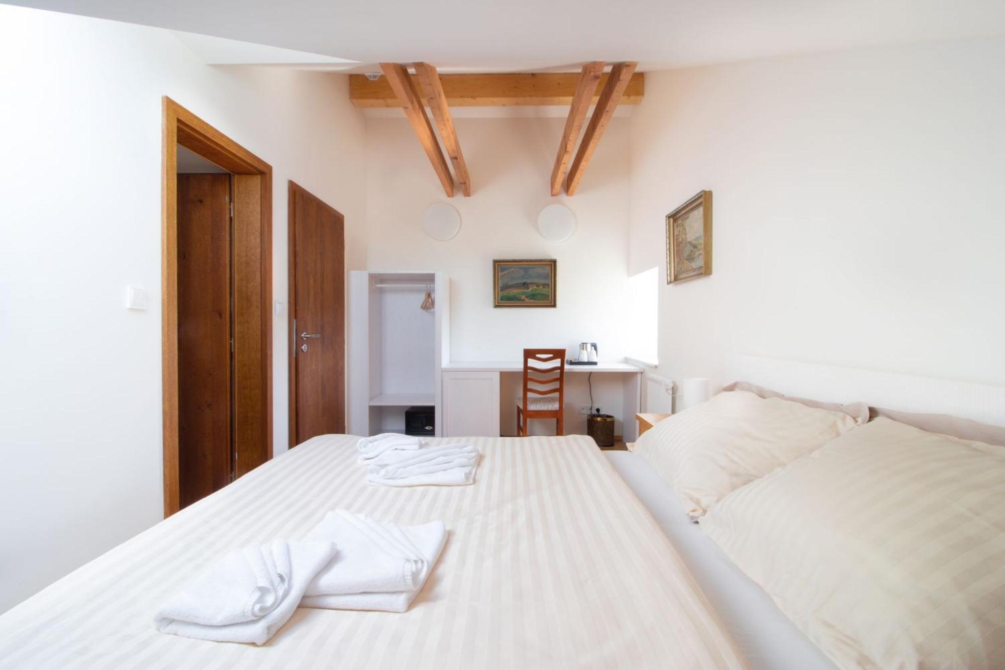 Double Room with Private Bathroom - Photo 7