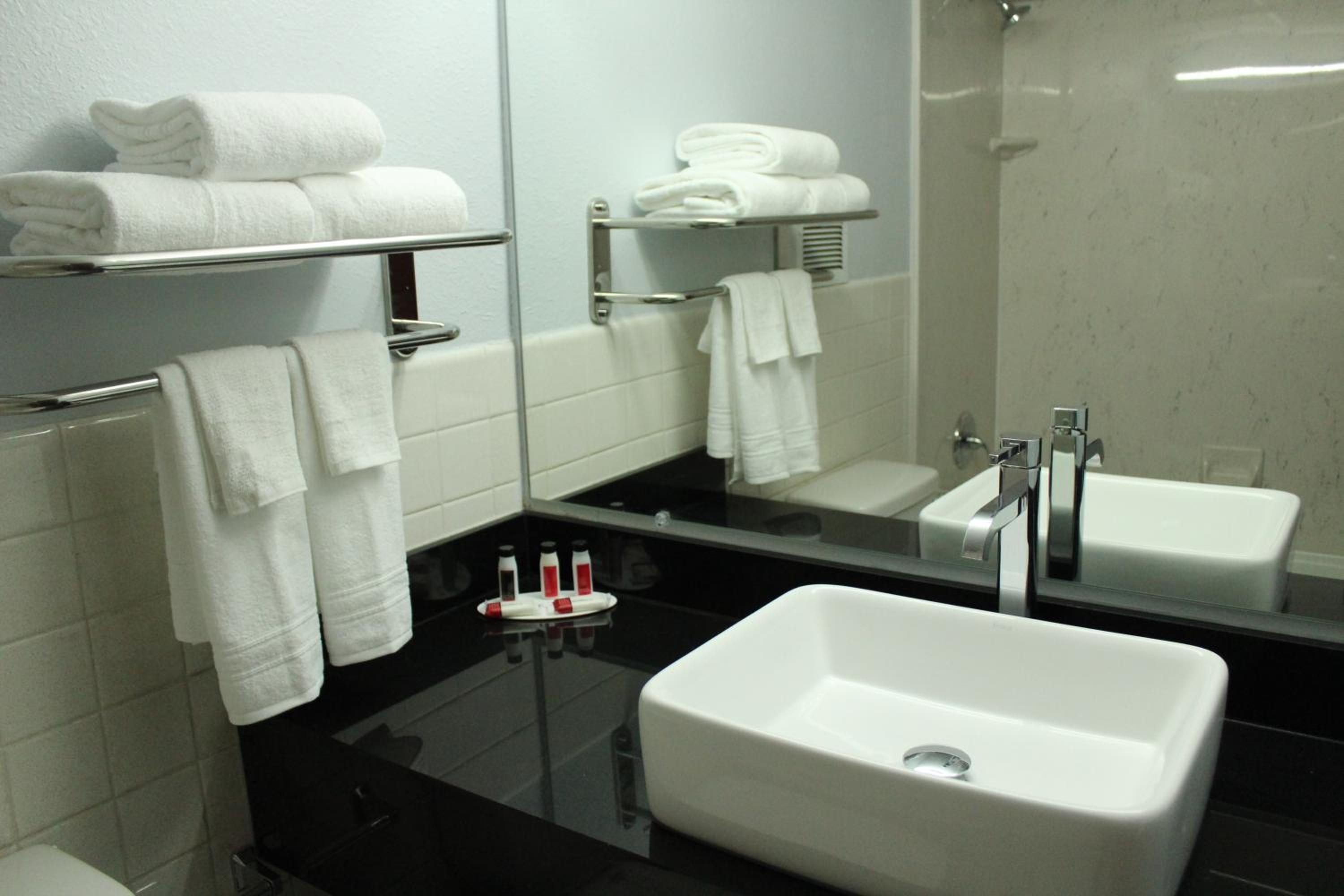 Queen Room with Two Queen Beds - Non-Smoking - Photo 4