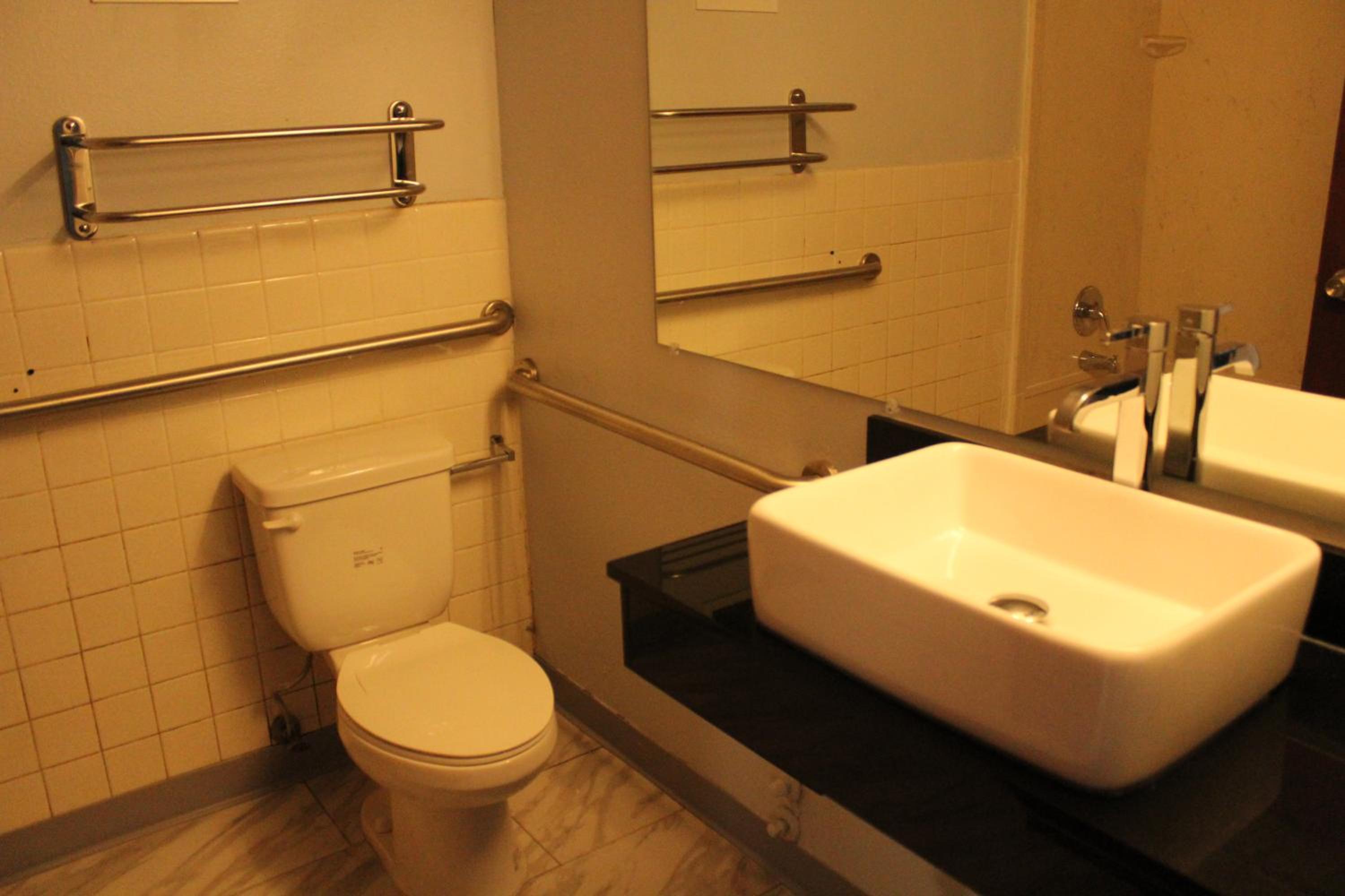 Queen Room with Two Queen Beds - Mobility Access/Non-Smoking - Photo 3