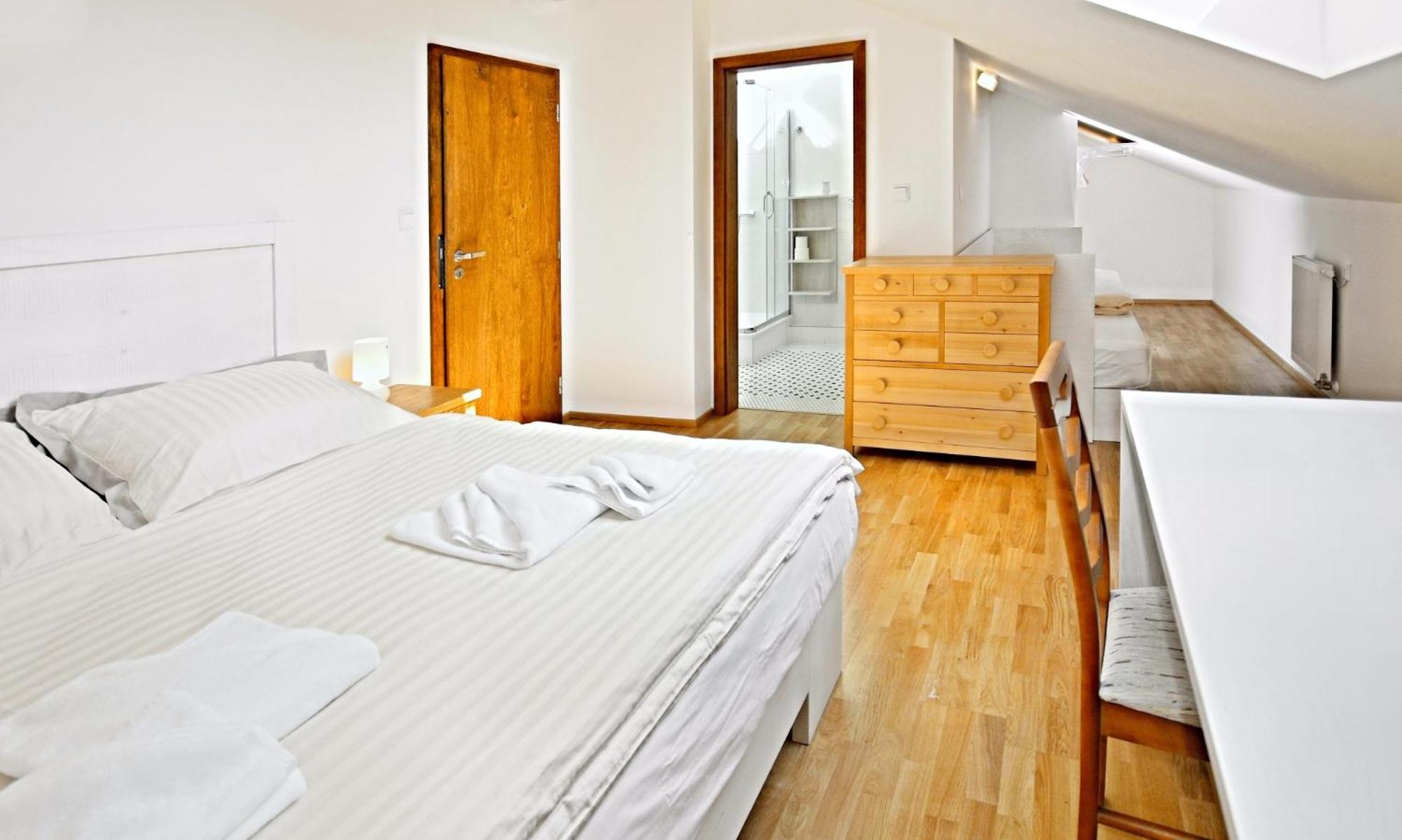 Triple Room with Private Bathroom - Photo 3