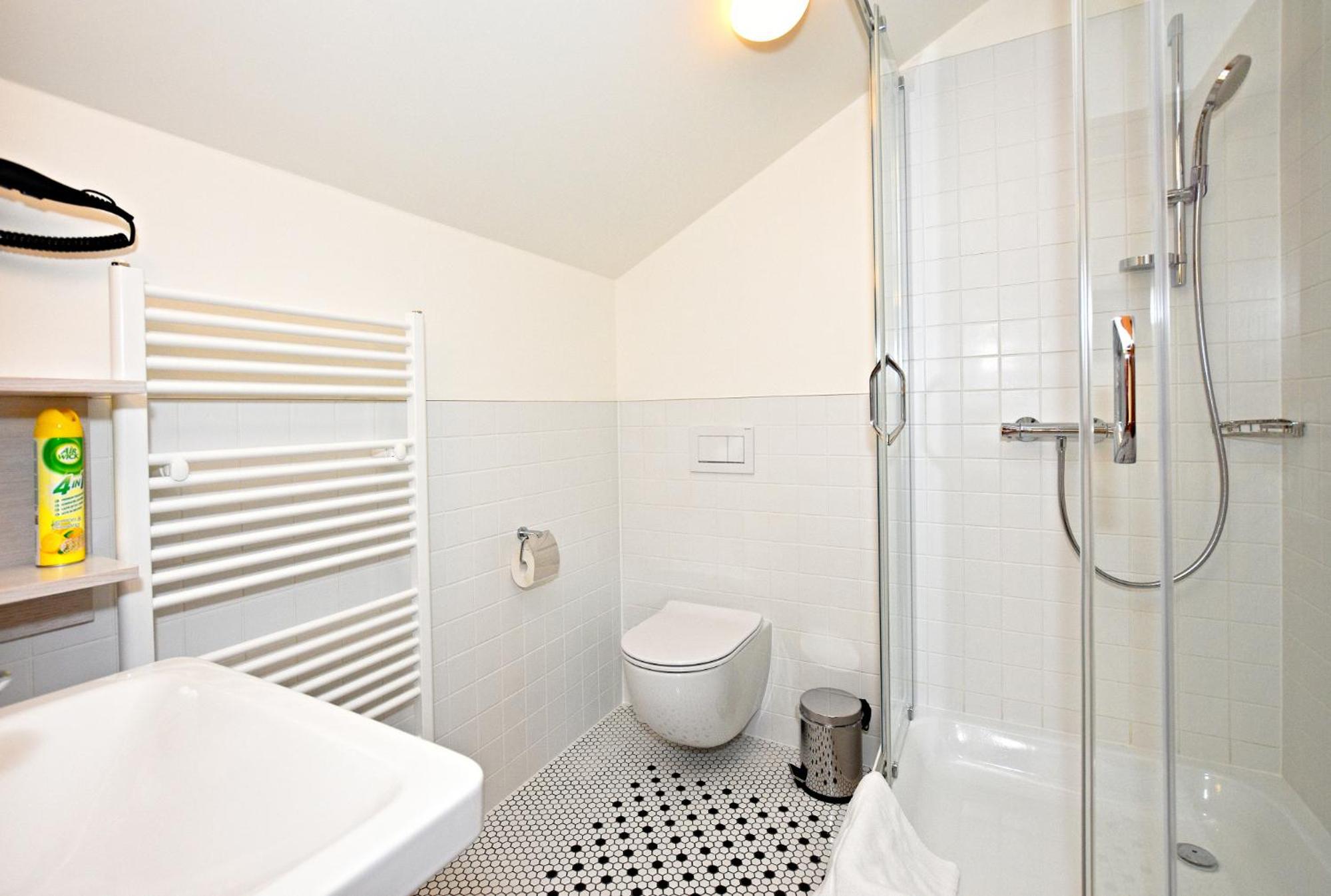 Double Room with Private Bathroom - Photo 4