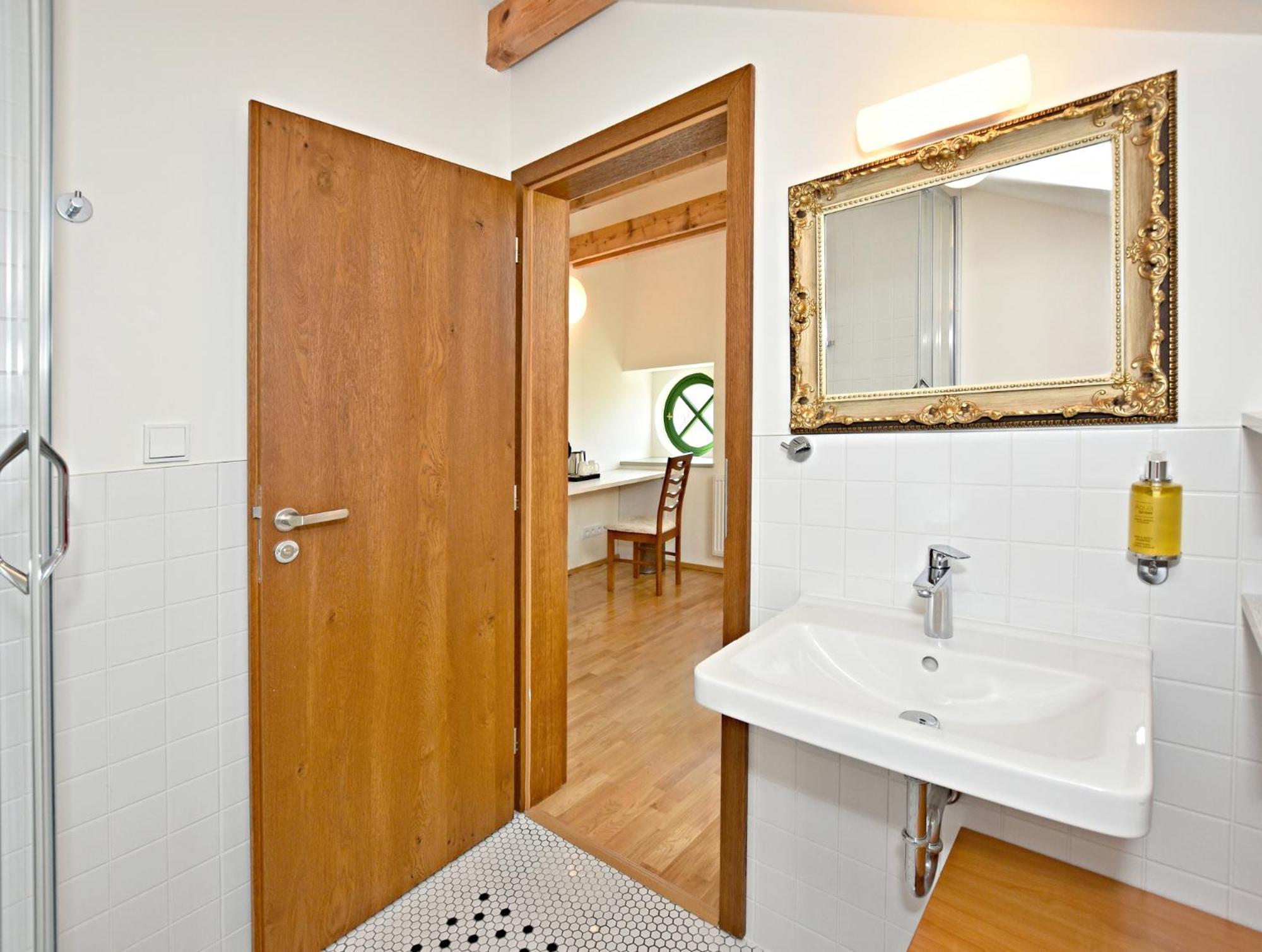 Double Room with Private Bathroom - Photo 5