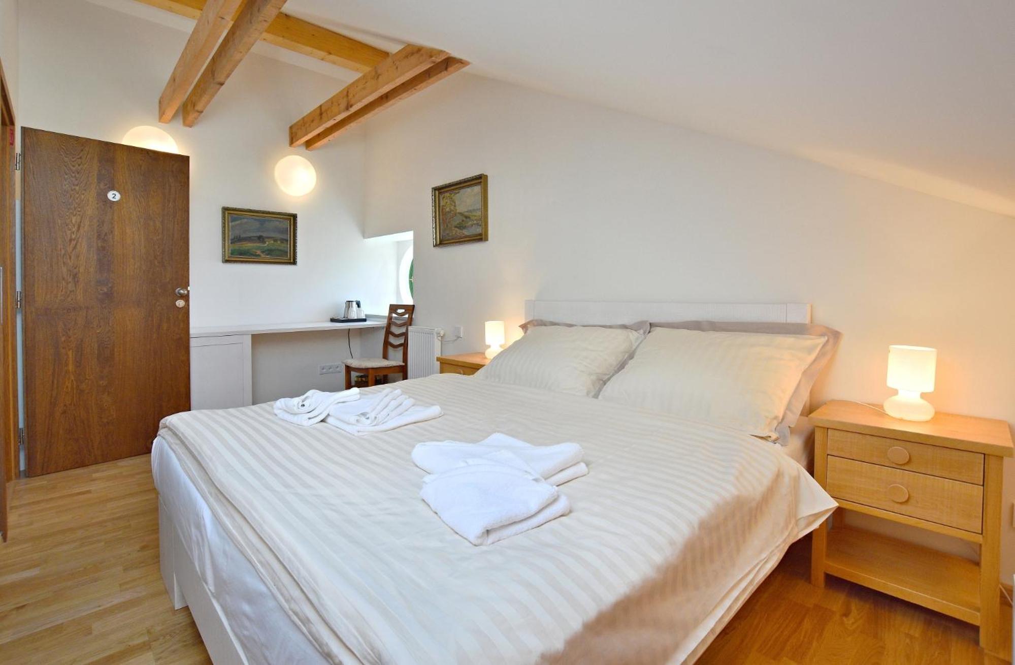 Double Room with Private Bathroom - Photo 2
