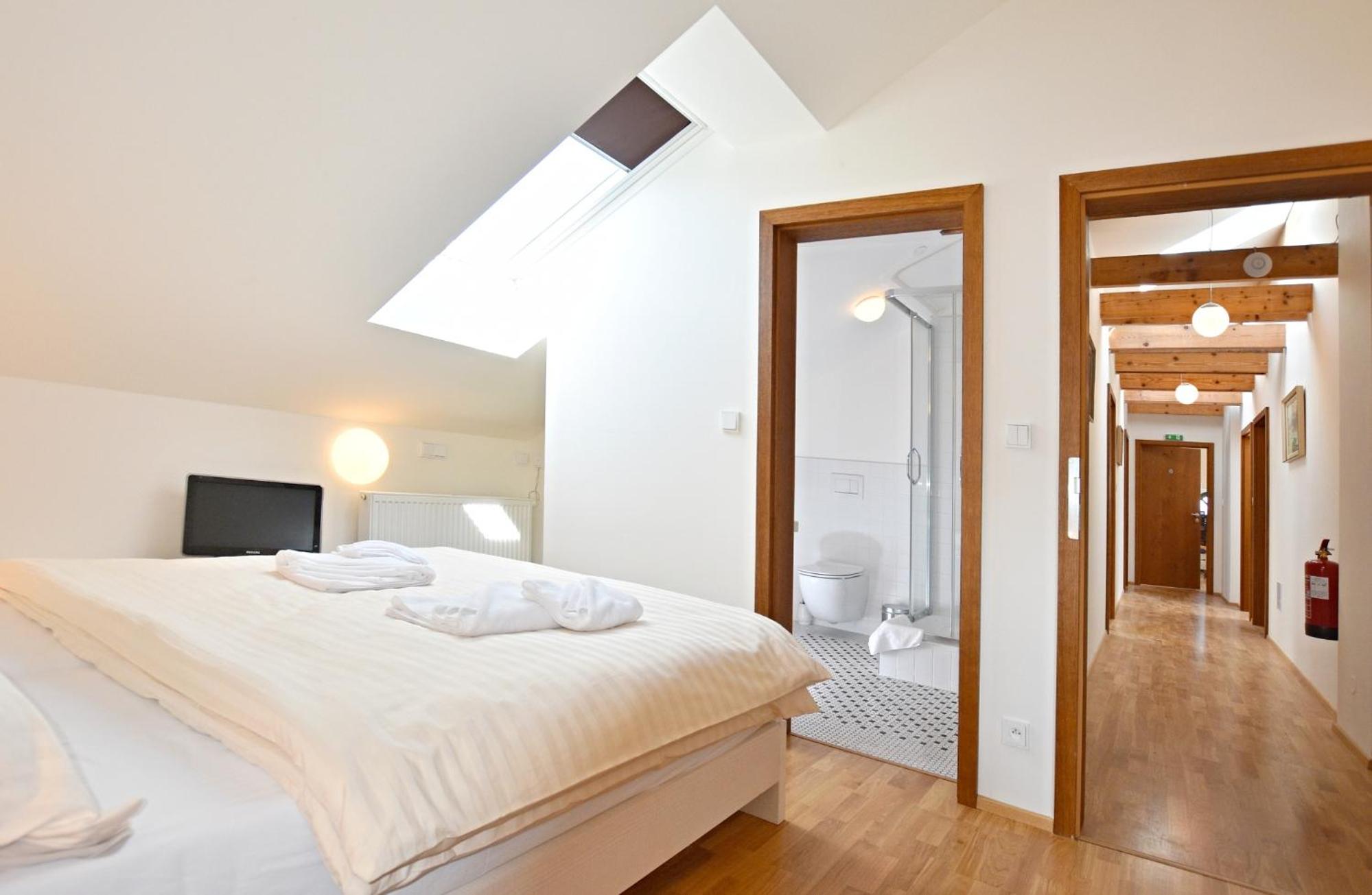 Double Room with Private Bathroom - Photo 3