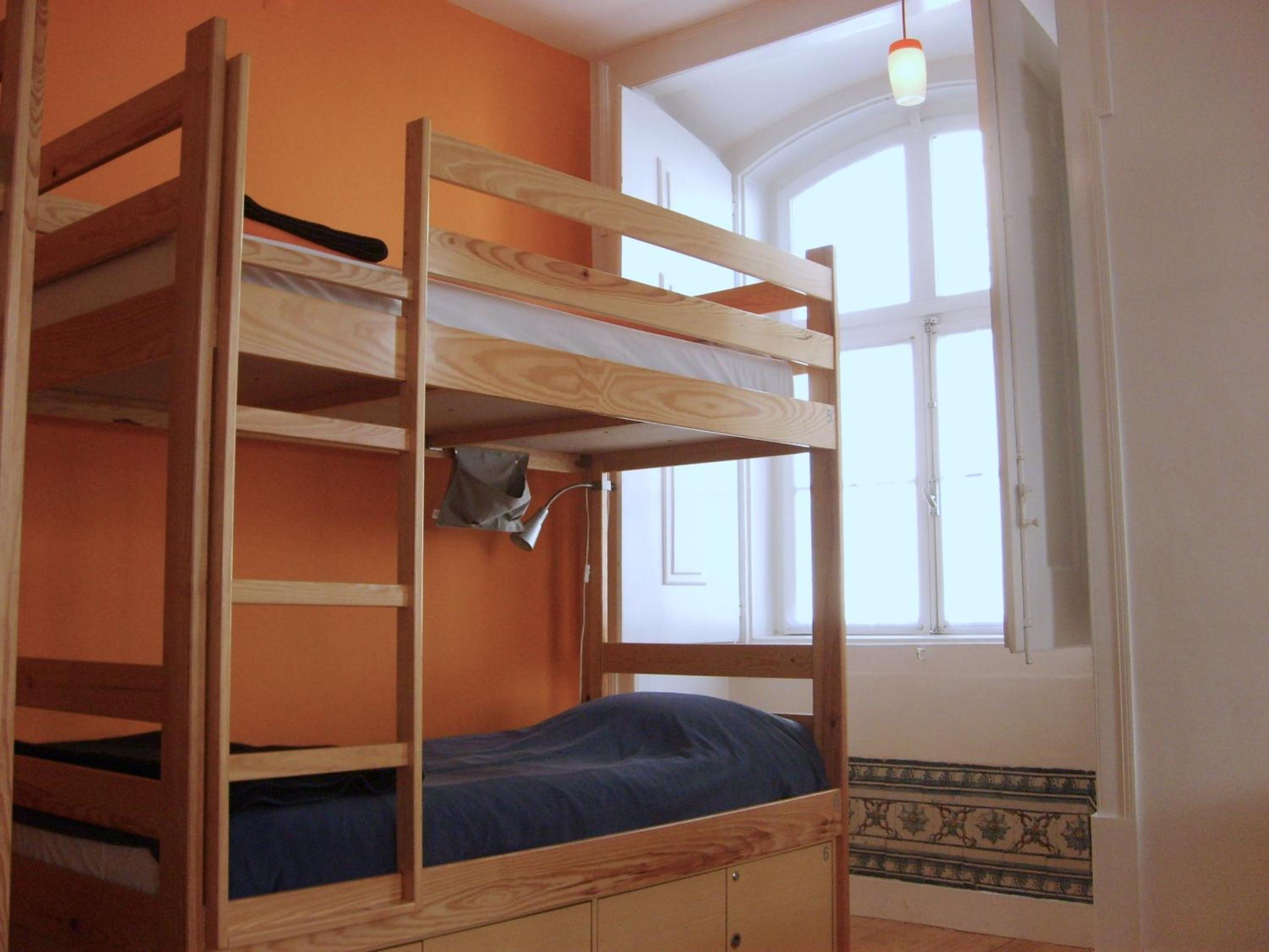 Bed in 8-Bed Mixed Dormitory Room photo 1