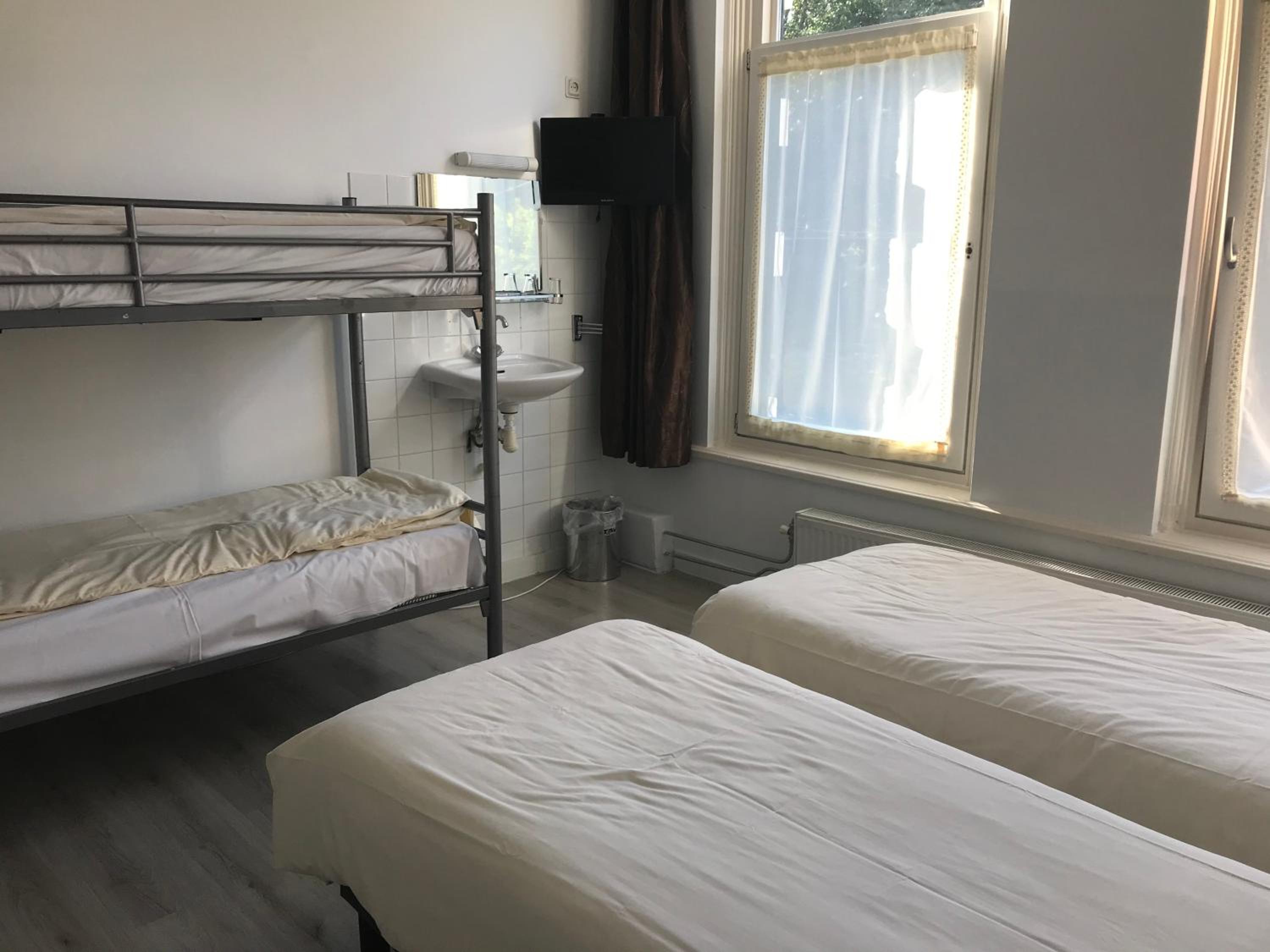 Quadruple Room with Private Bathroom photo 1