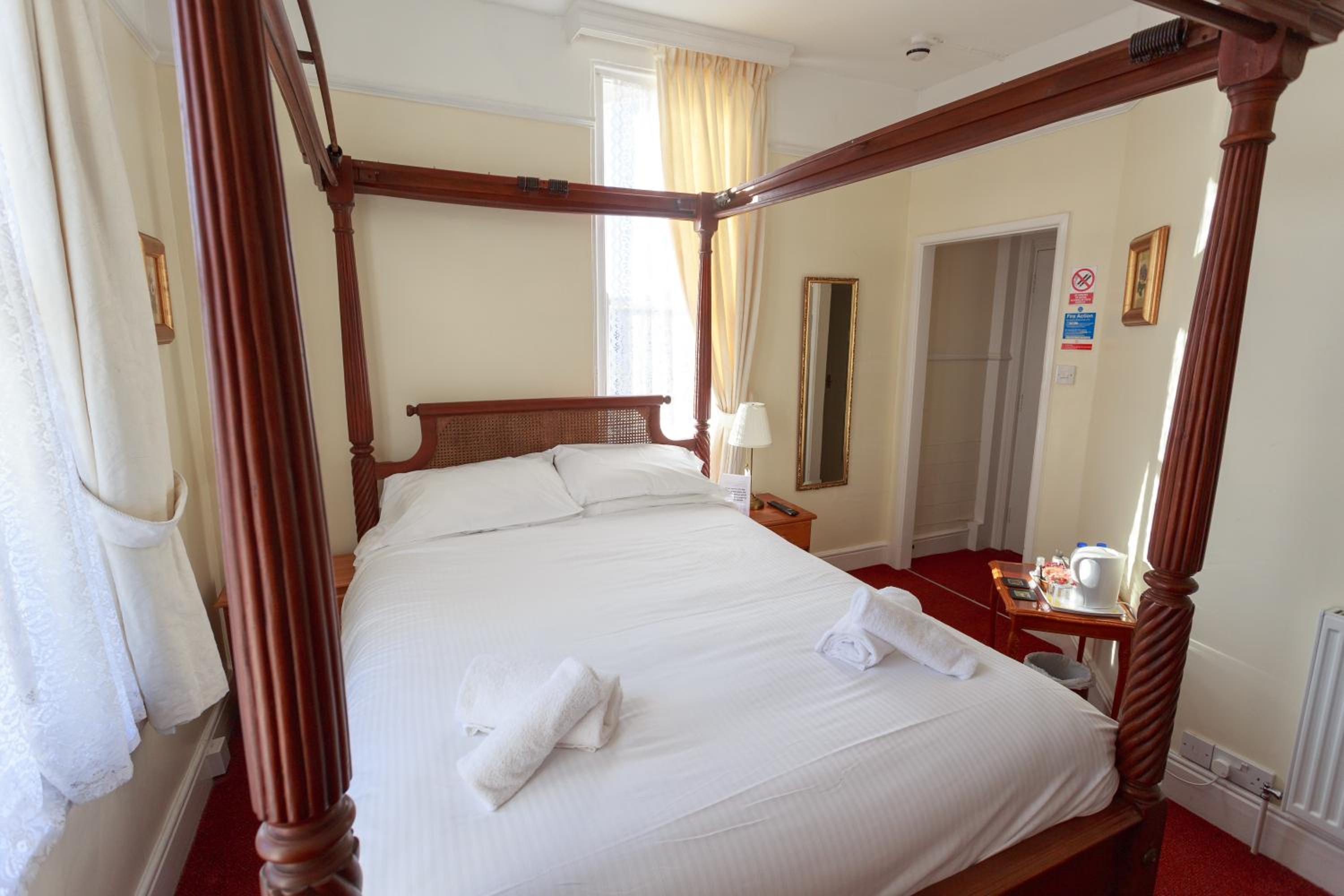 Four Poster King Ensuite with Bath and Shower - Photo 4
