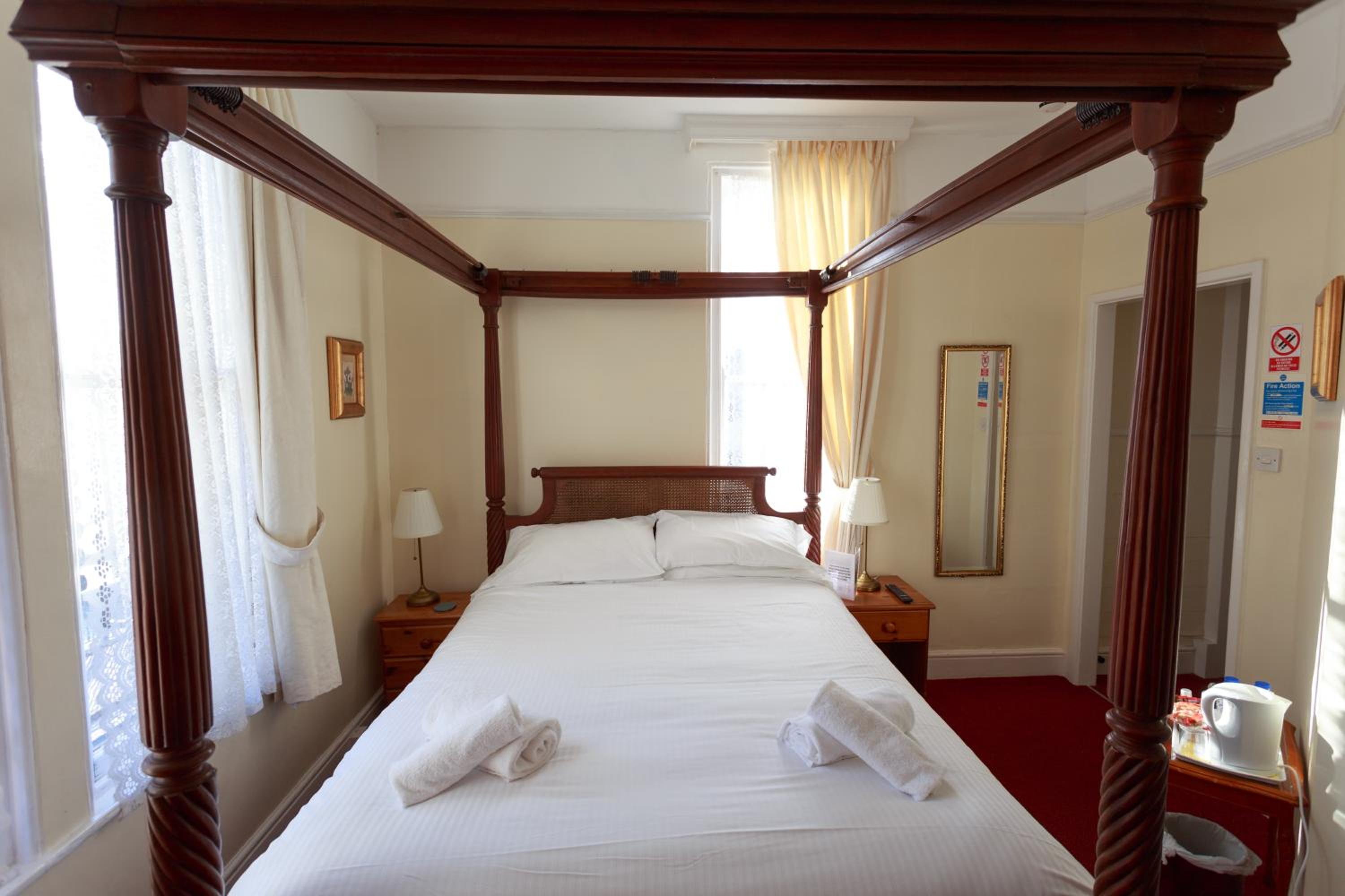 Four Poster King Ensuite with Bath and Shower - Photo 3