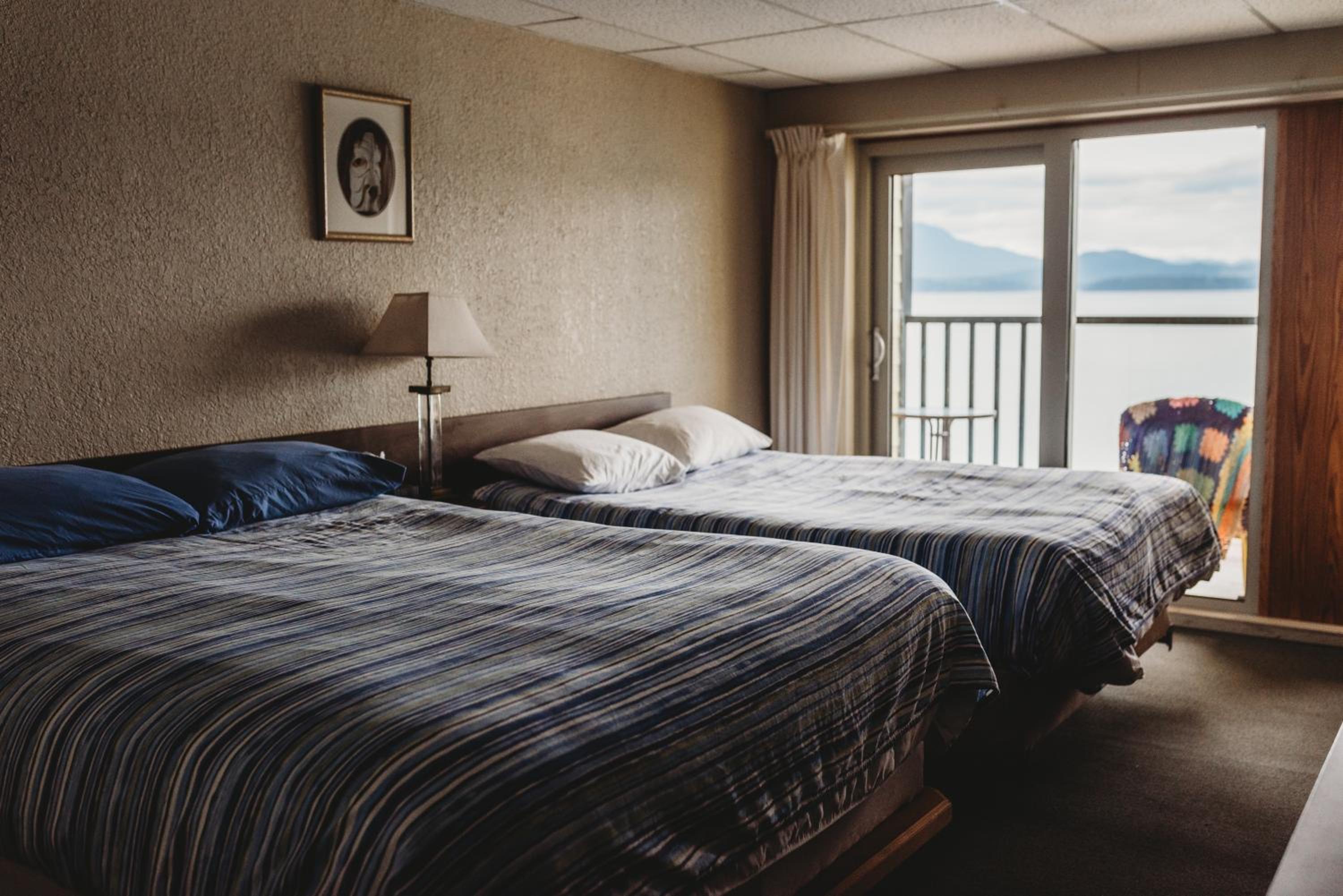 Standard Queen Room with Two Queen Beds photo 2