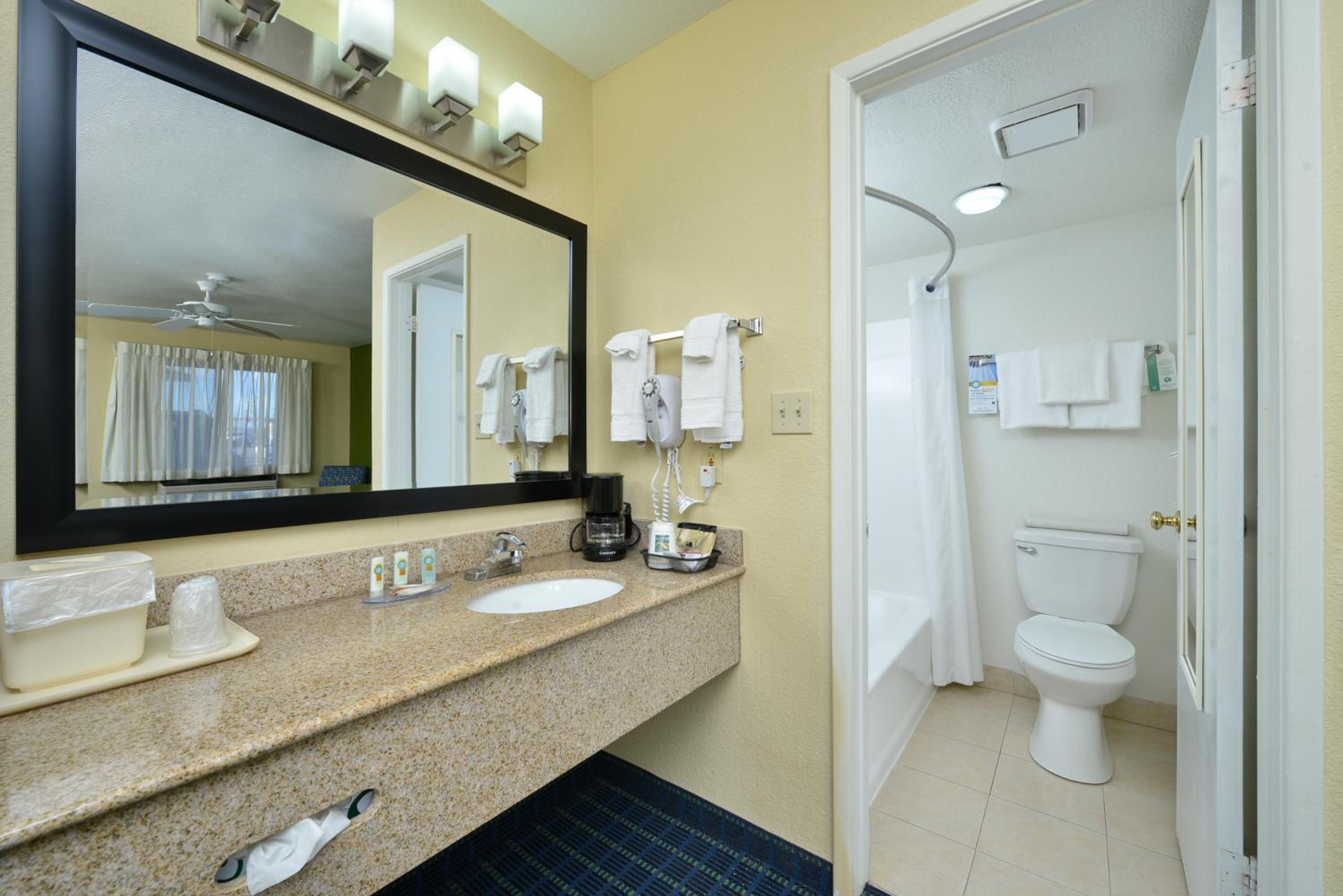 Queen Suite - Non-Smoking photo 3