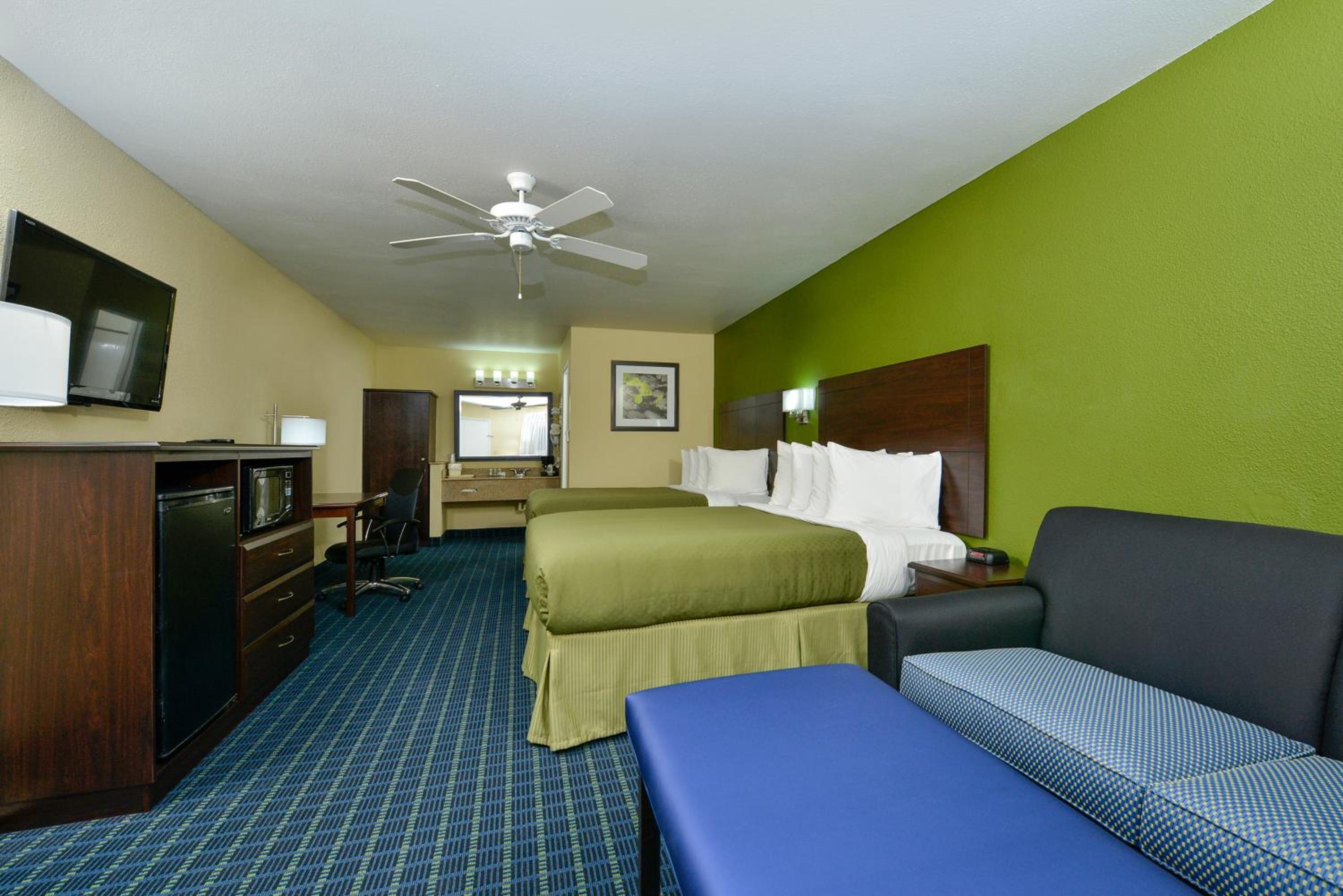 Queen Suite - Non-Smoking photo 2
