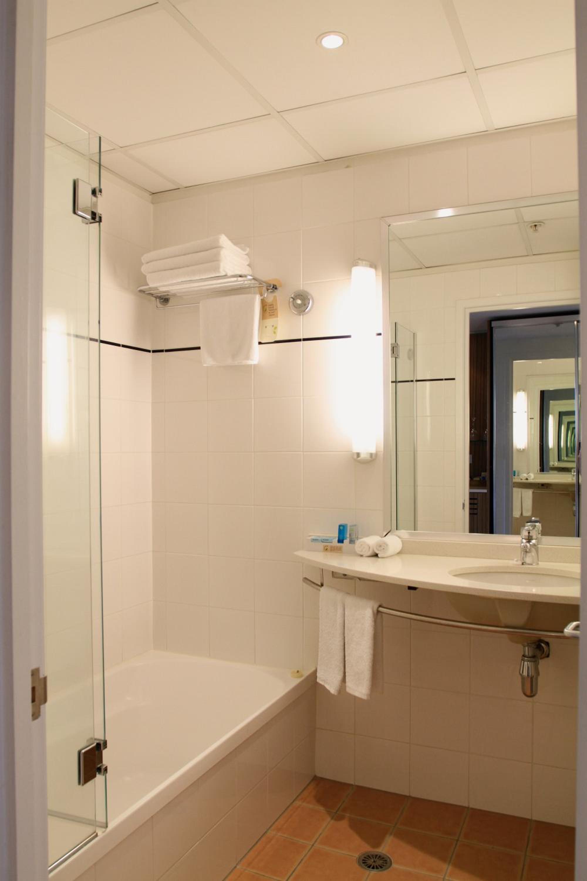 Superior Queen Room with Two Queen Beds - Photo 4
