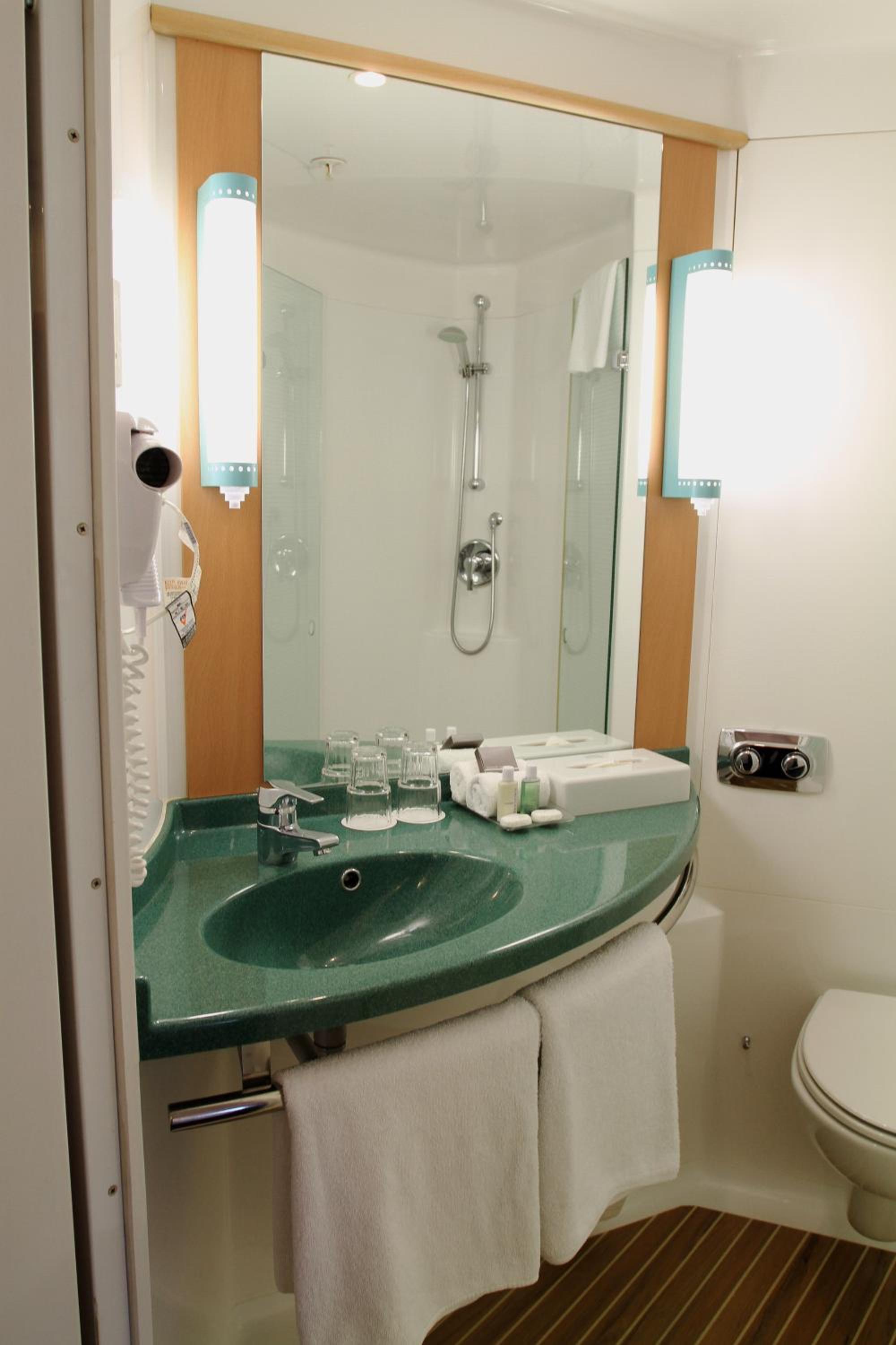 Standard Twin Room - Photo 4