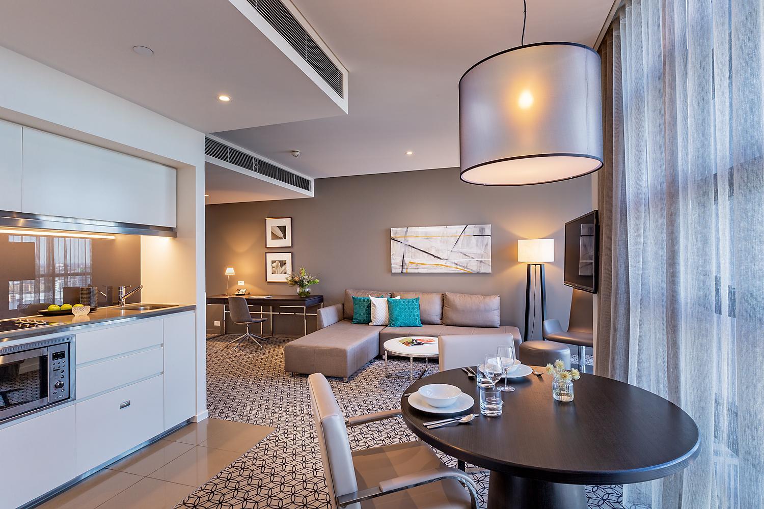 Deluxe One-Bedroom Suite thumbnail 5