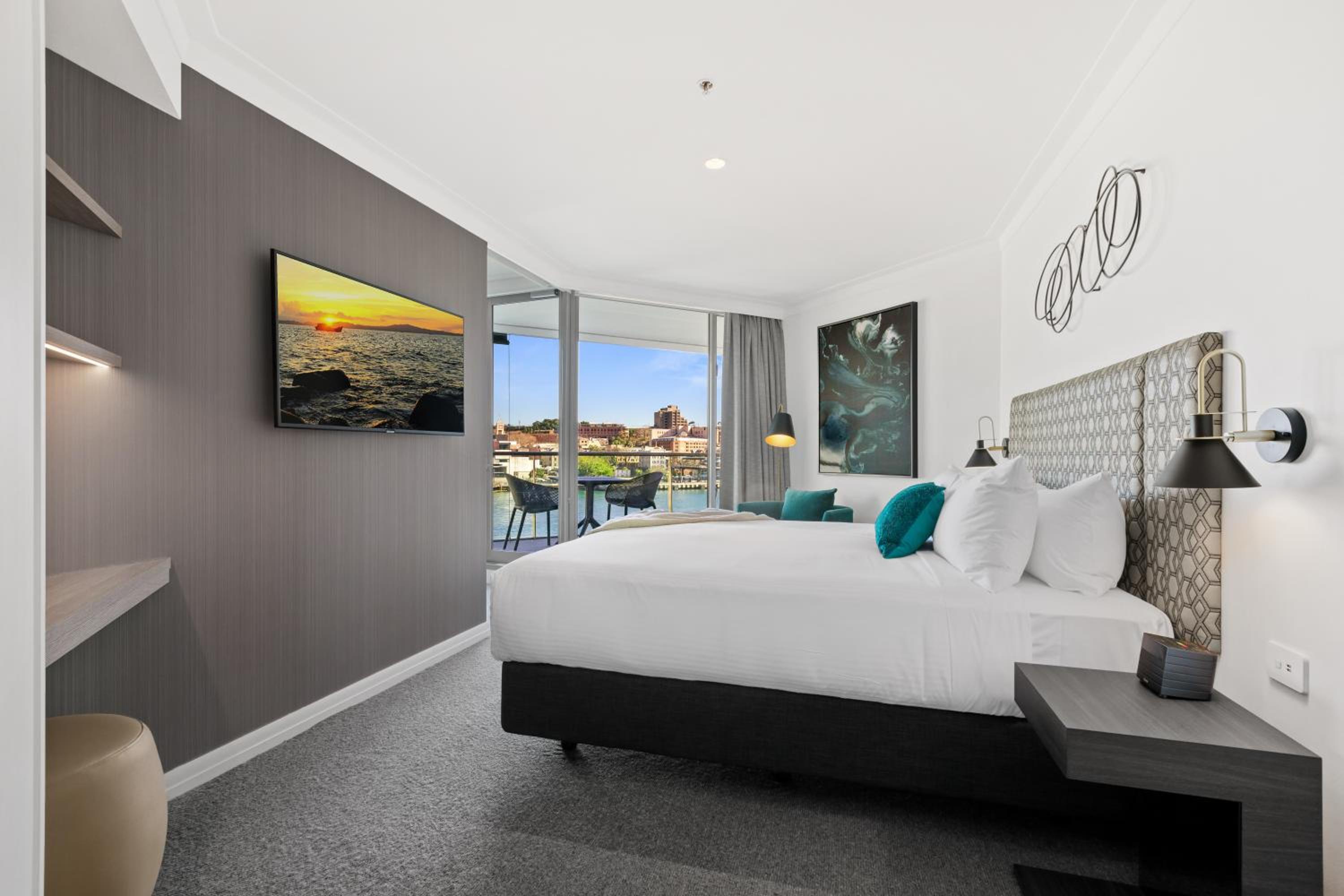 Deluxe One-Bedroom Apartment with Harbor View thumbnail 5