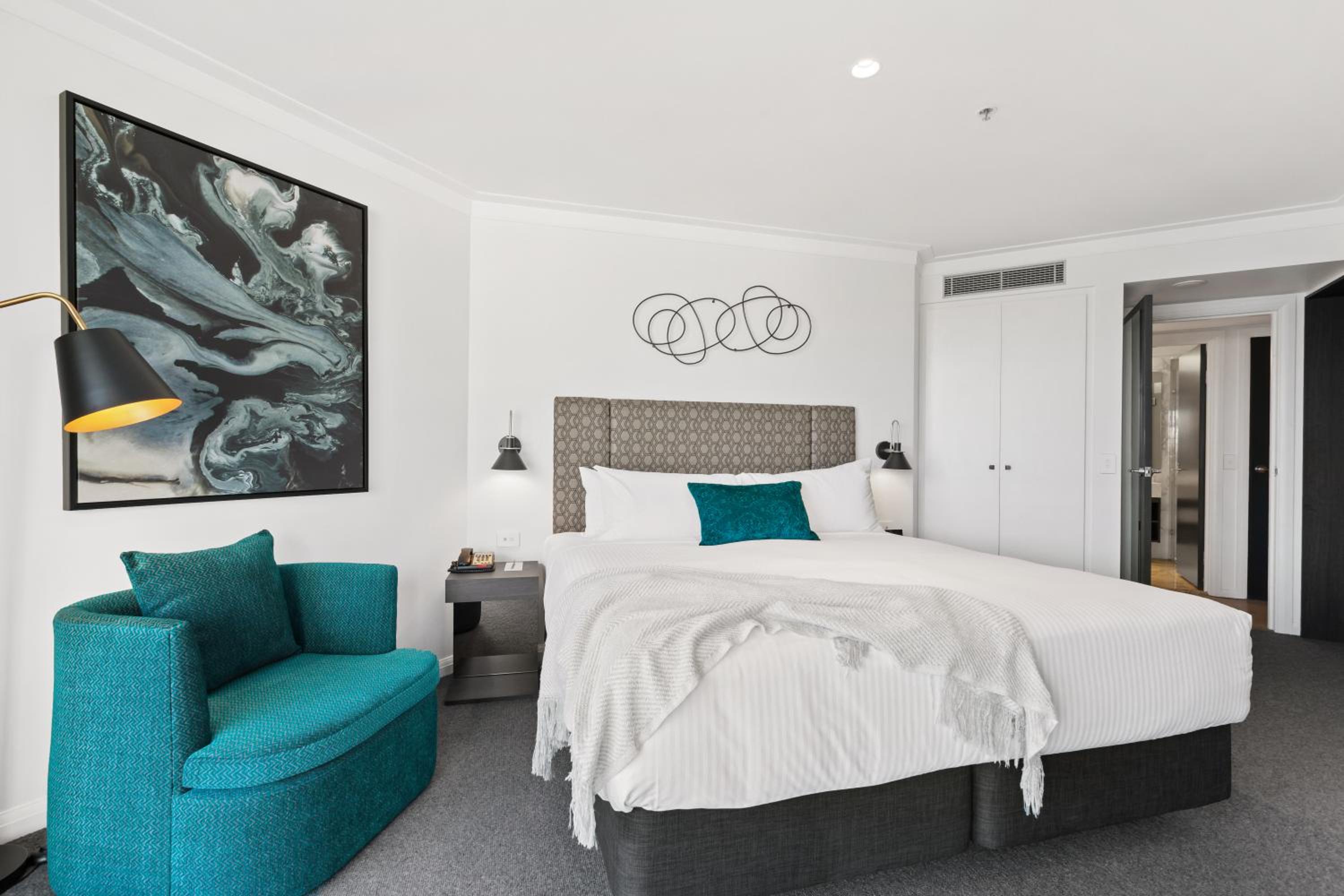 Deluxe One-Bedroom Apartment with Harbor View