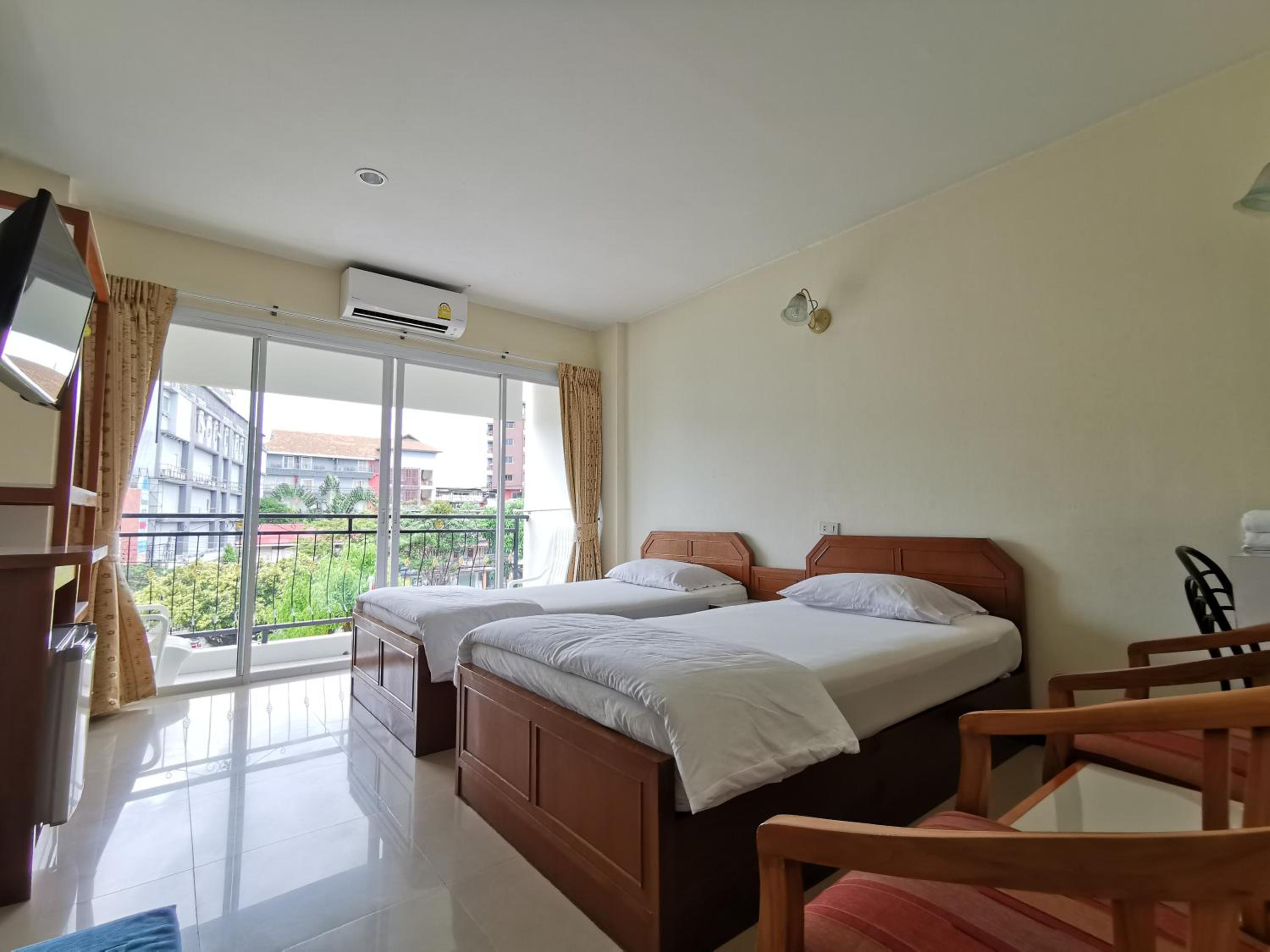 Standard Twin Room - Photo 9