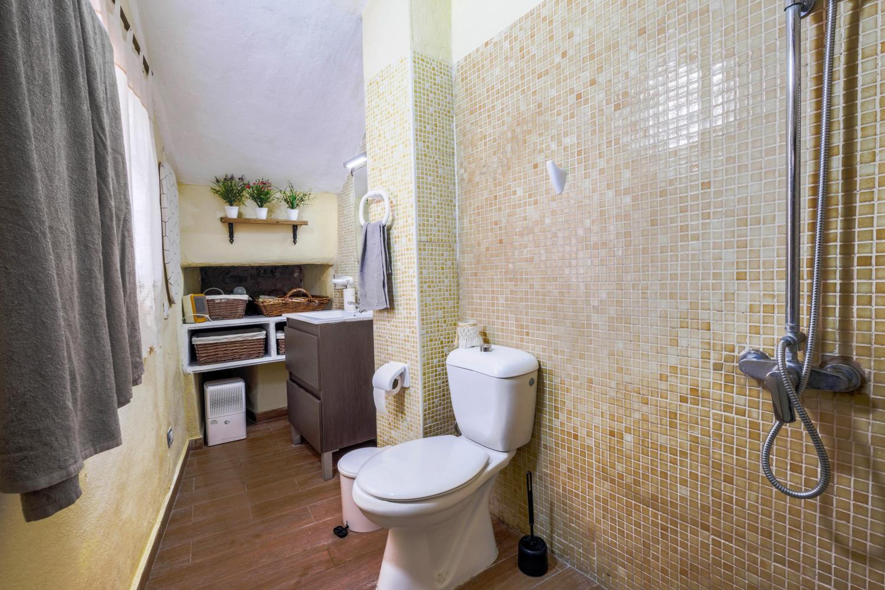 One-Bedroom House - Photo 2