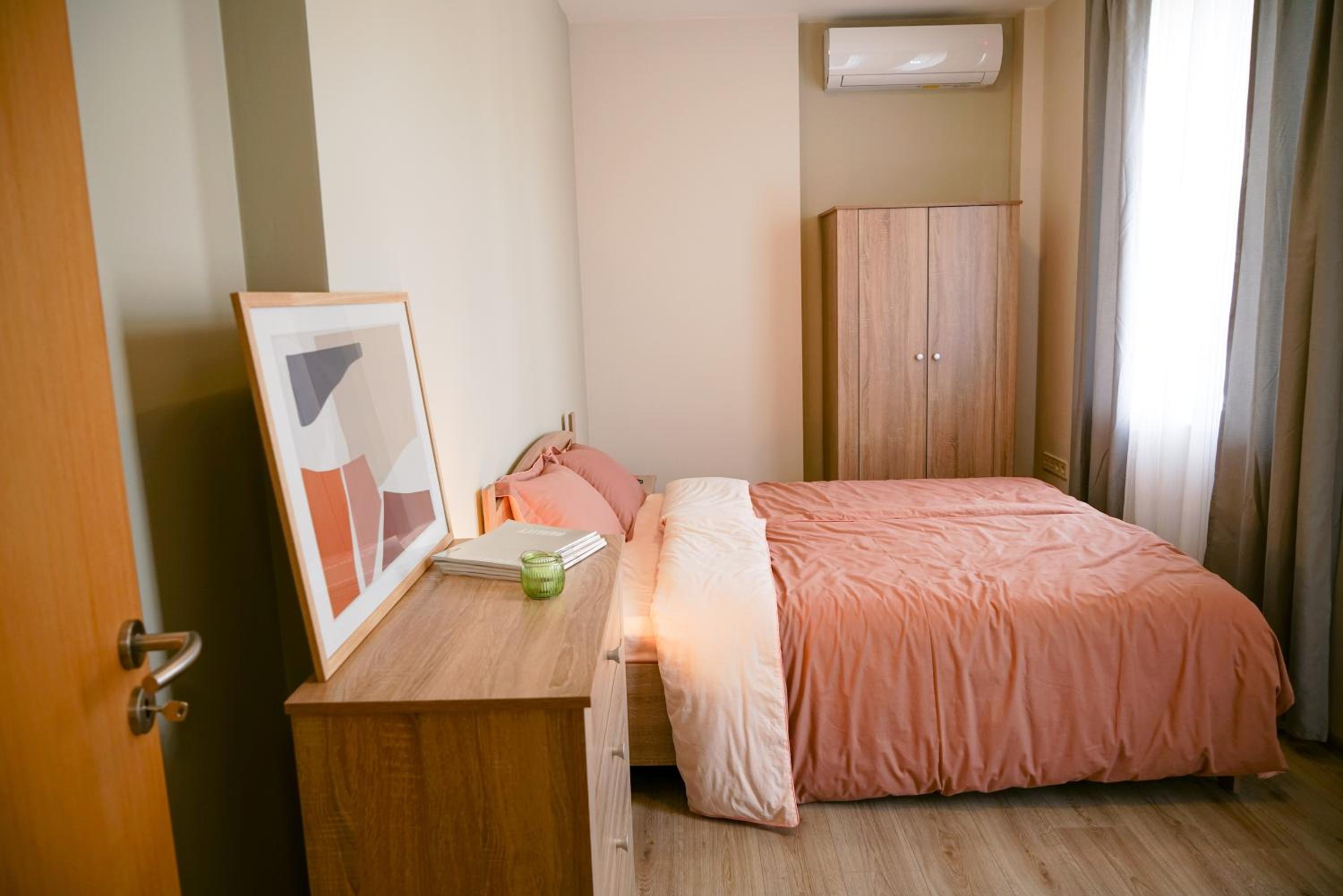 One-Bedroom Apartment photo 1