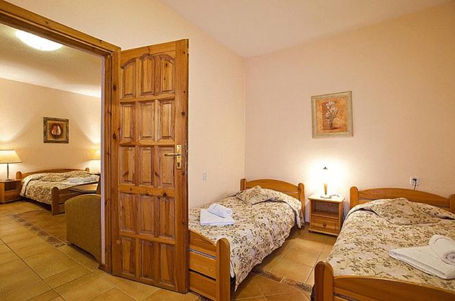 Quadruple Room - Photo 13