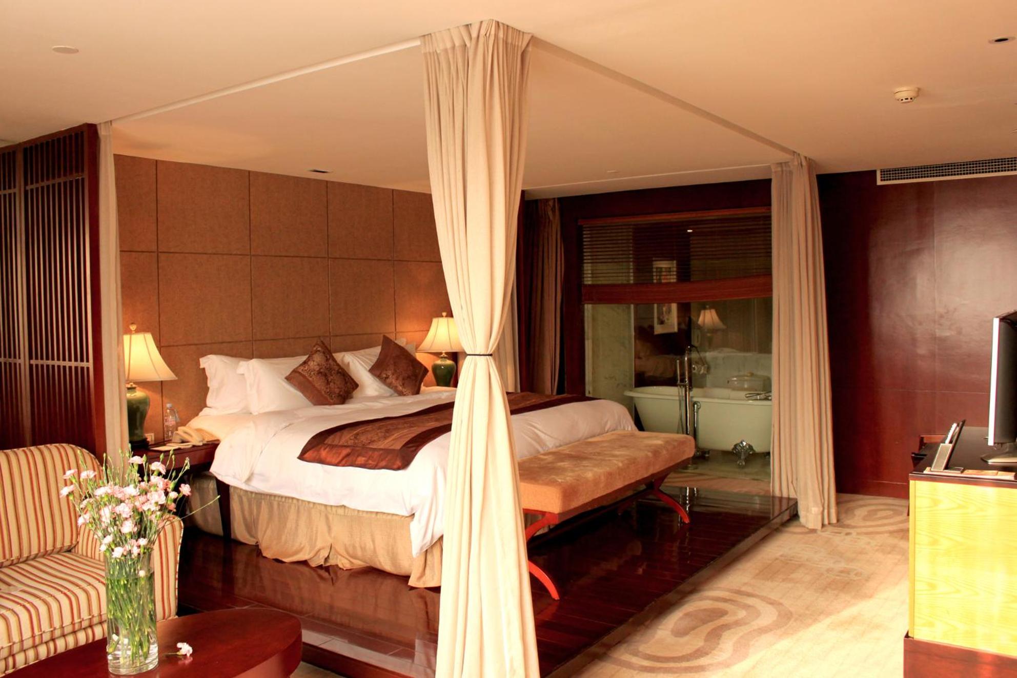 Continental Premier King Bed Room Nonsmoking - Photo 3