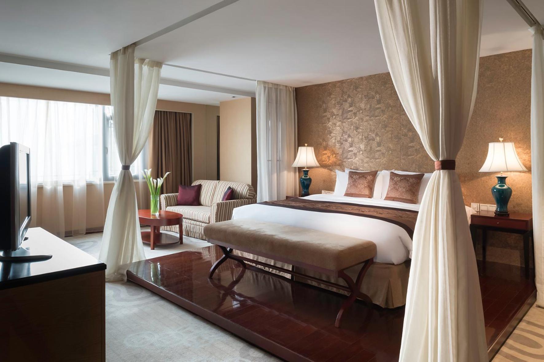 Continental Premier King Bed Room Nonsmoking - Photo 2